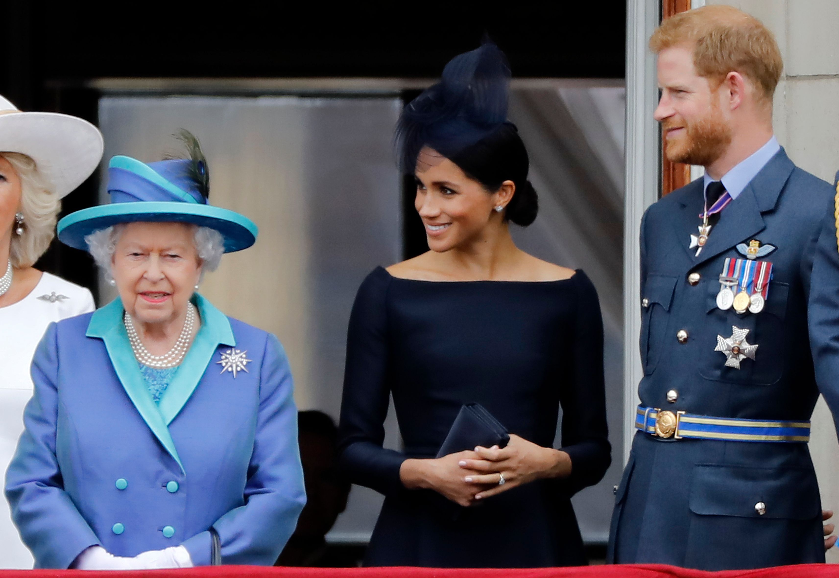 Ratu Elizabeth II (kiri) bersama Meghan dan Pangeran Harry