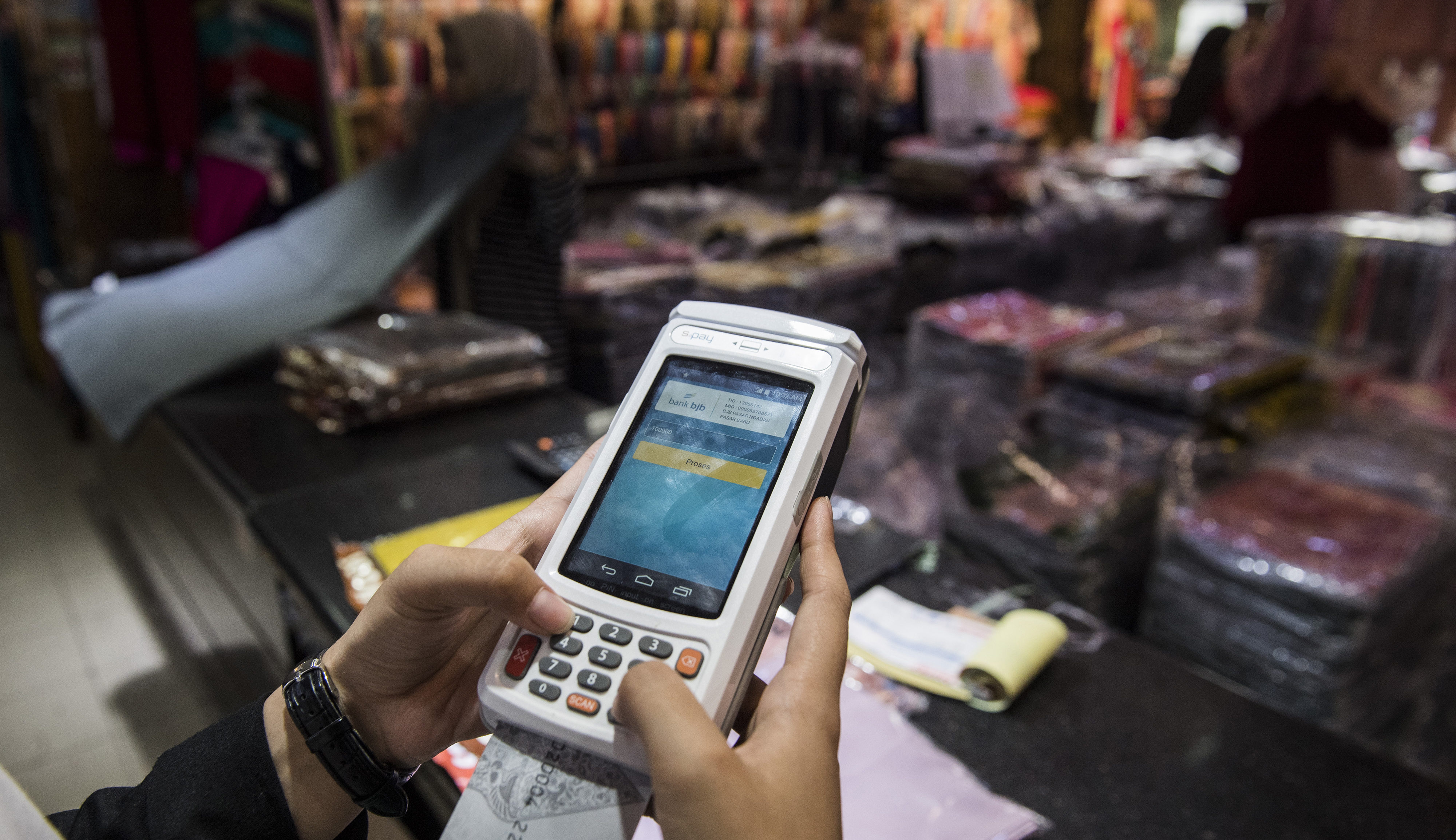 Pembayaran digital dengan menggunakan Quick Response Code Indonesian Standard (QRIS)