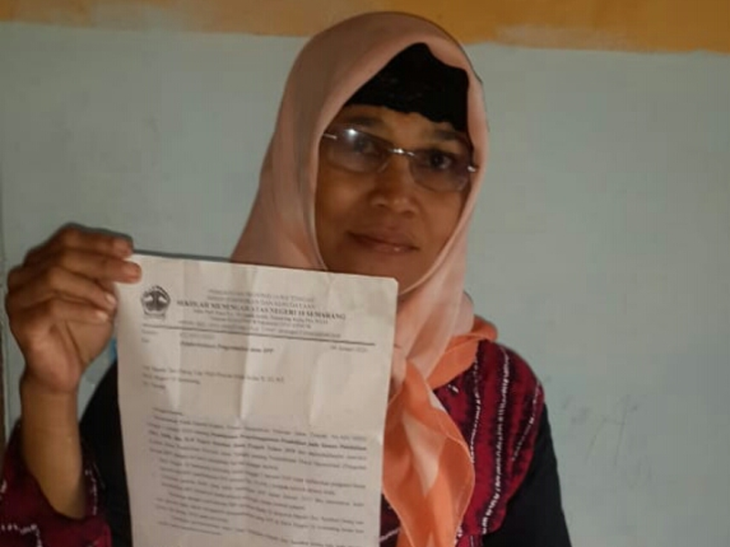 Orang tua siswa menunjukan surat edaran mulai tahun 2020 ini SMA/SMK/SLB negeri di Jawa Tengah gratis.