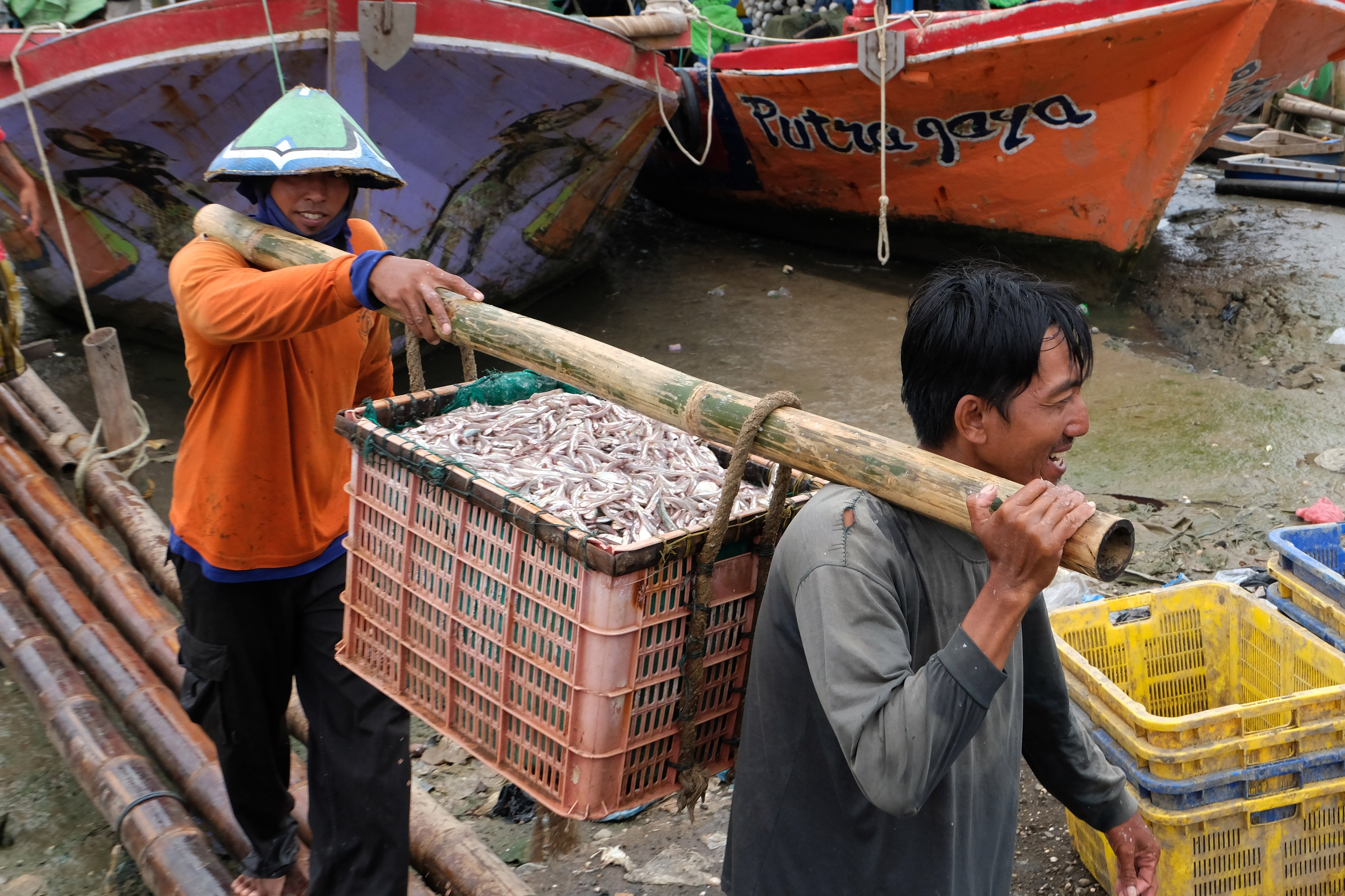 Nelayan di kampung Bandengan, Kendal, Jawa Tengah, Sabtu (11/1). Nelayan di Jateng dan DIY diimbau waspadai gelombang tinggi