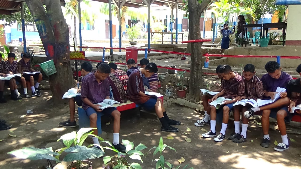 Saat ini mekanisme penyaluran dana BOS langsung ke sekolah. Pemkab Flores Timur akan melakukan validasi sekolah terkait peraturan baru itu. 