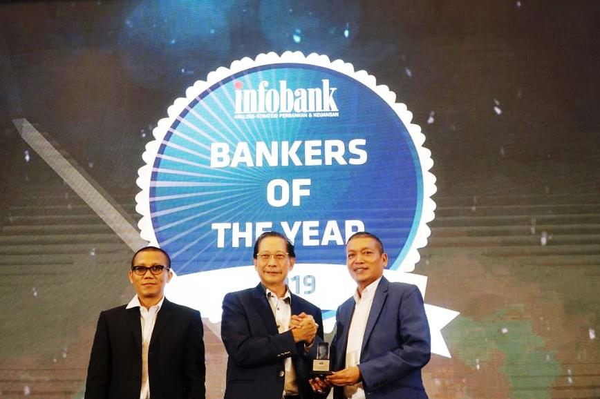 Presiden Direktur BCA Jahja Setiaatmadja (tengah) menerima penghargaan Bankers of The Year di Jakarta, Kamis (28/11).