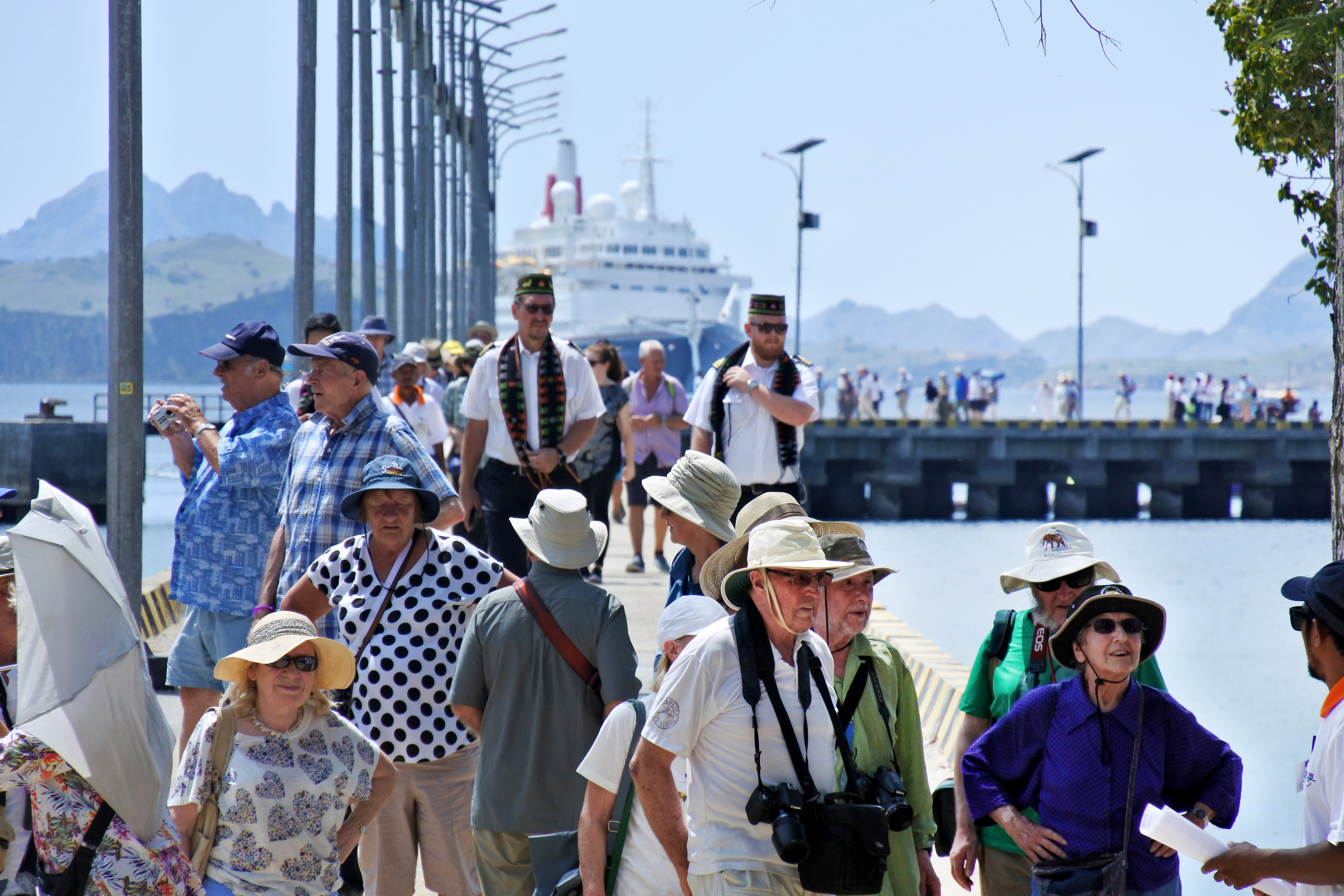 Turis turun dari kapal Pesiar MV Boudicca untuk berwisata di pulau Komodo, Manggarai Barat, NTT.