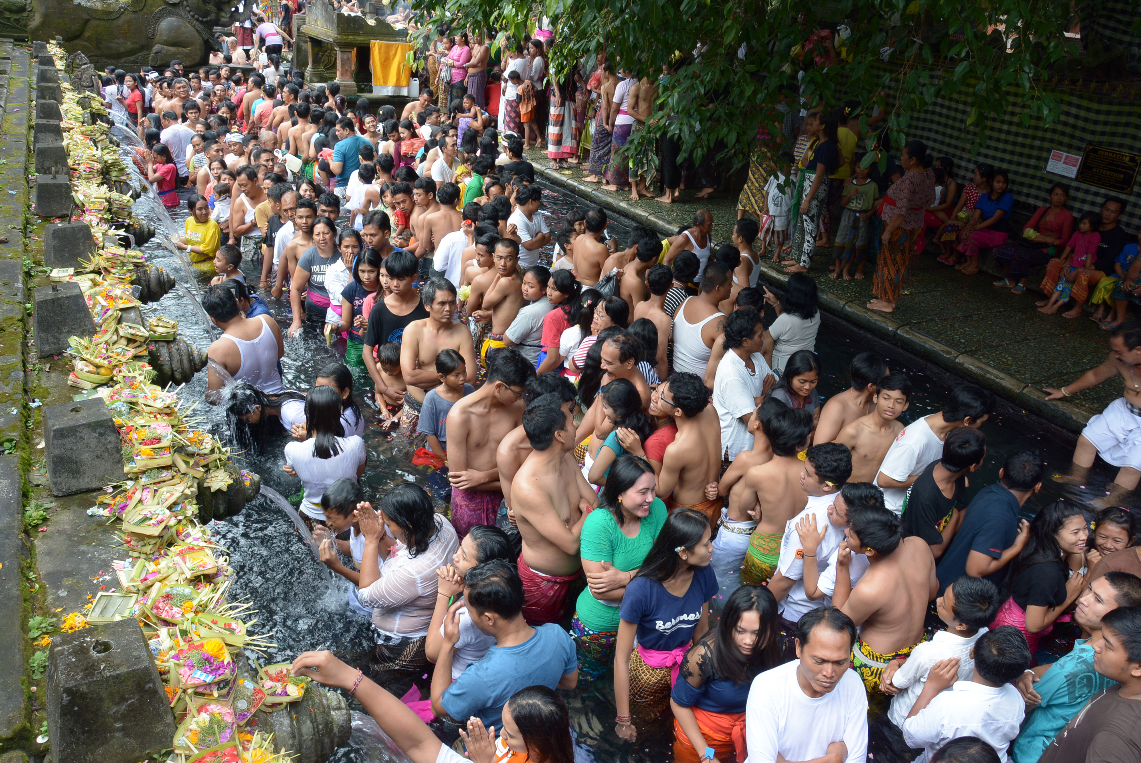 Masyarakat membersihkan diri di i Pura Tirta Empul, Kabupaten Gianyar, Bali. Pemprov Bali mengajak masyarakat melindungi sumber mata air. 
