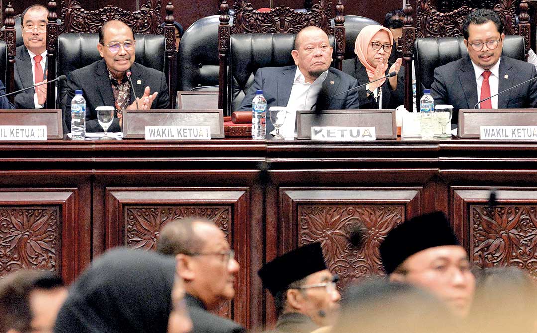 Ketua DPD RI La Nyalla Mattalitti (kedua kanan) didampingi Wakil Ketua DPD dari kiri Sultan Bachtiar Najamudin, Nono Sampono dan Mahyudin.