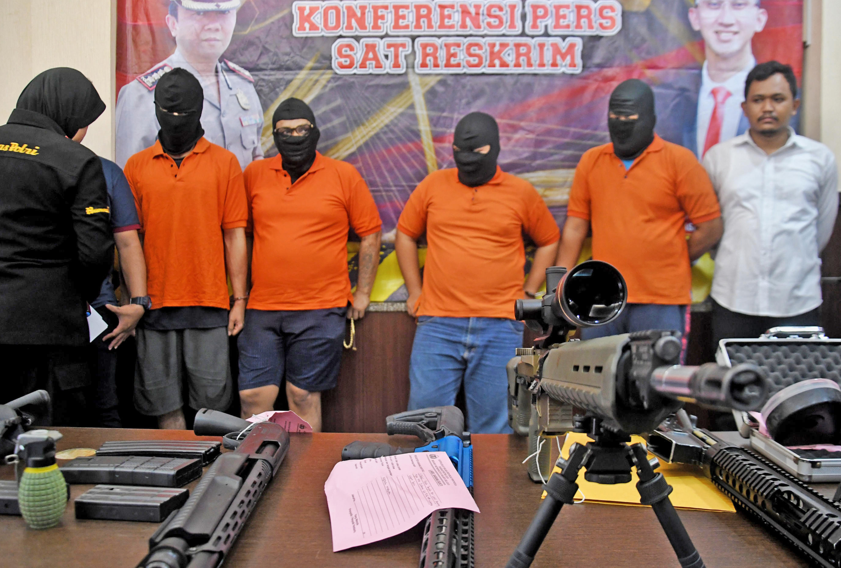 tersangka dan barang bukti senpi ilegal kasus Lamborghini koboi