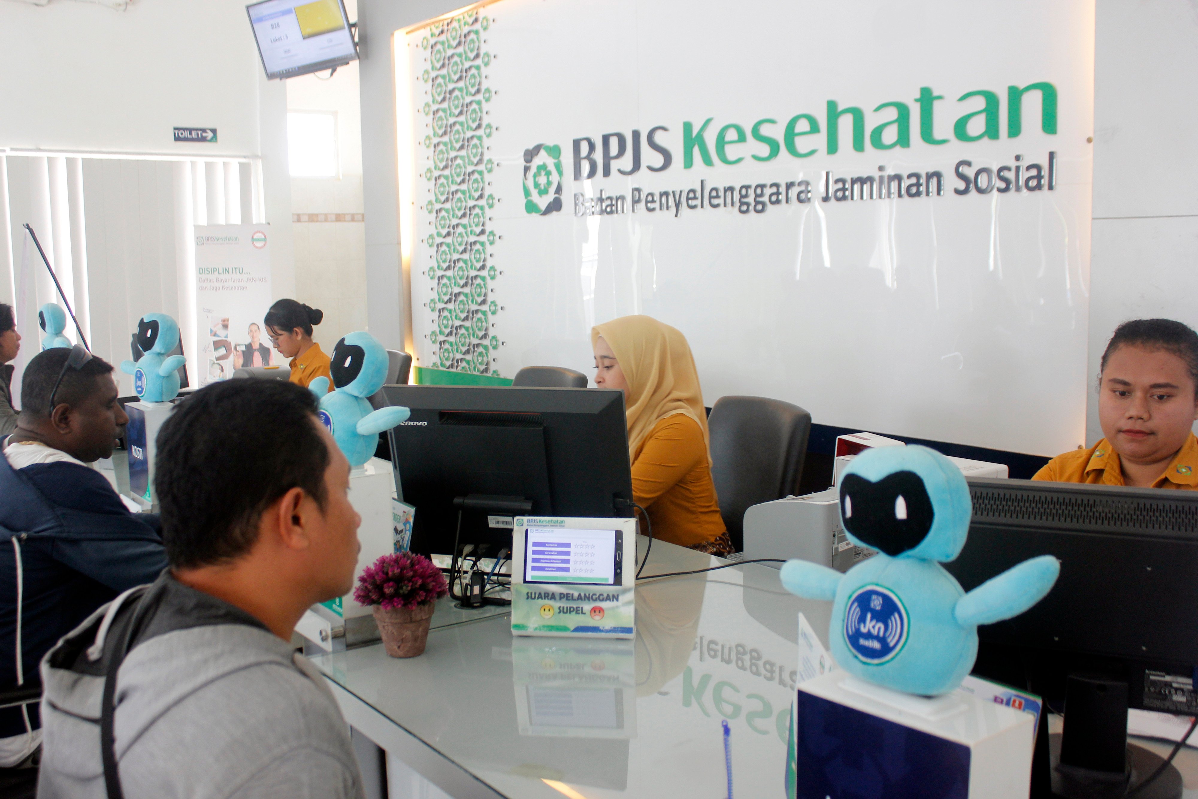 Peserta BPJS Kesehatan mendapatkan pelayanan di loket BPJS Kesehatan Papua Barat, setelah terjadi kenaikan iuran di semua kelas.