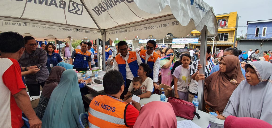Jajaran manajemen Bank BRI turun langsung ke posko-posko penanganan bencana banjir di wilayah Jabodetabek, pada Jumat (3/1).