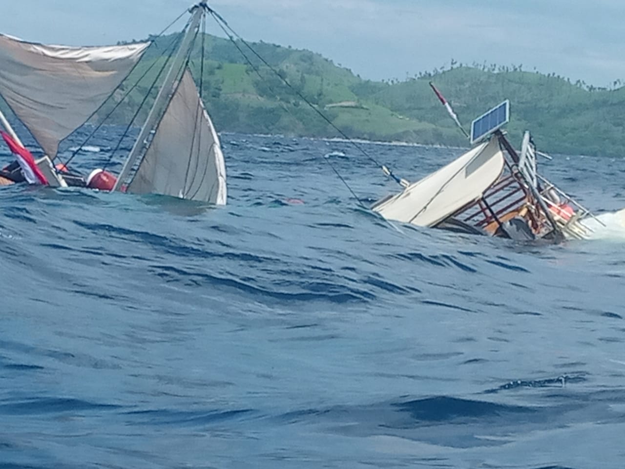Puluhan nelayan Labuan Bajo menyandarkan perahu karena cuaca buruk yang menyebabkan ombak tinggi sekitar tiga meter