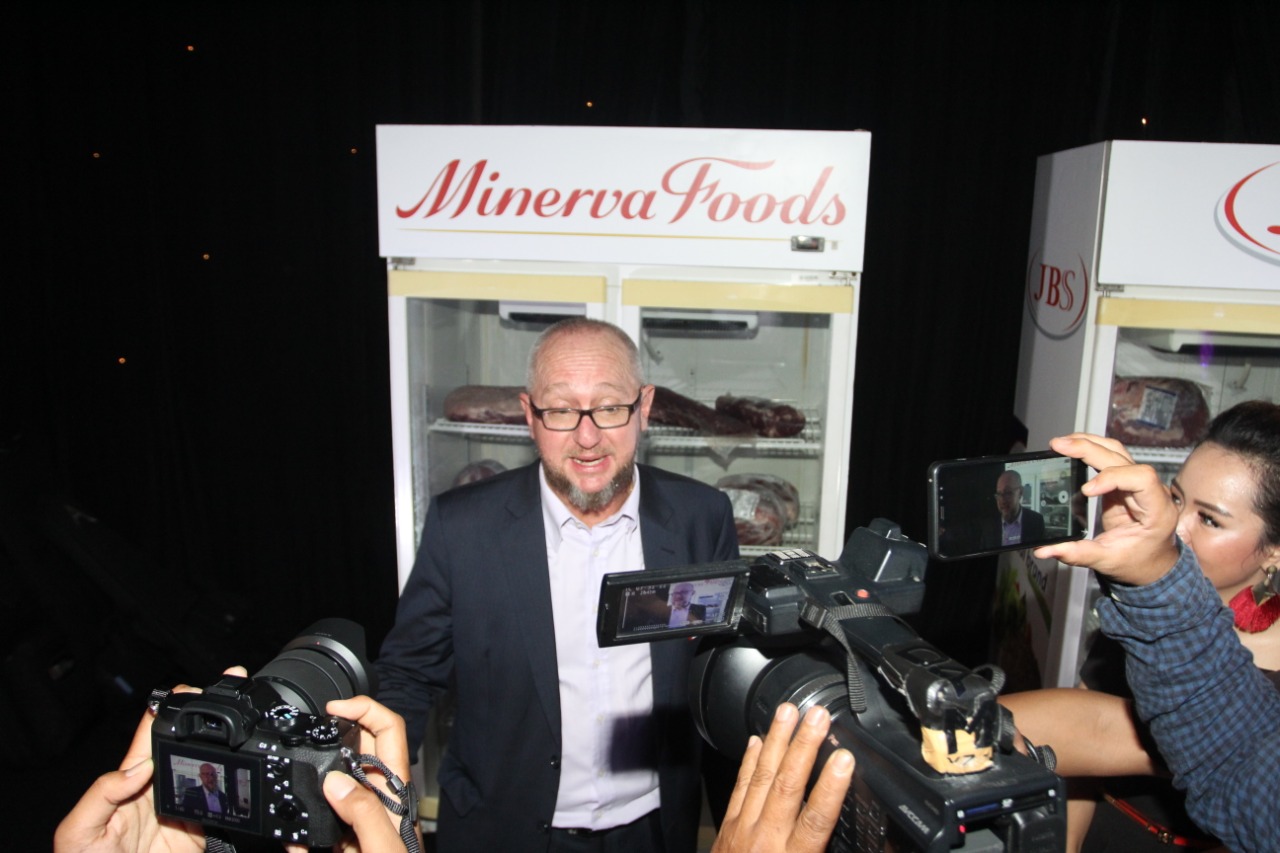 Export Director Minerva Foods Michael Davis memperkenalkan produk daging sapi impor asal Brasil