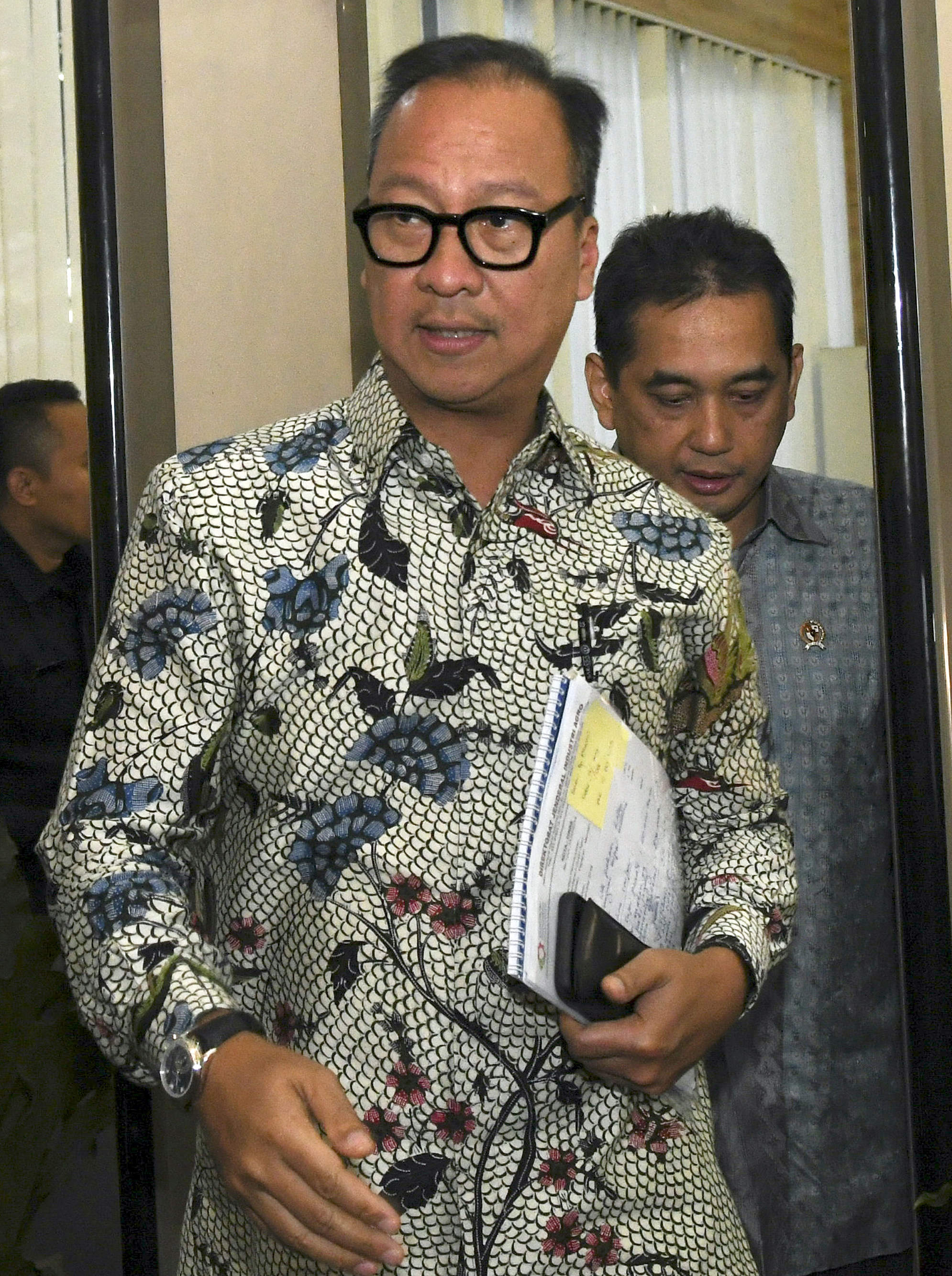 Menperin Agus Gumiwang Kartasasmita berjalan meninggalkan gedung Kementerian Koordinator Bidang Perekonomian usai rakor beberapa waktu lalu.