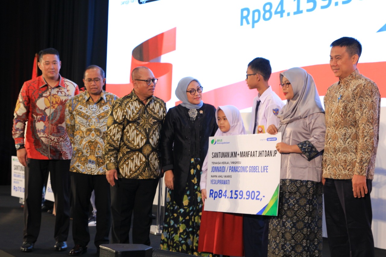 Menaker Ida Fauziah (baju hitam) dan Dirut BP Jamsostek Agus Susanto (ketiga dari kiri) pada acara sosialisasi program BP Jamsostek.