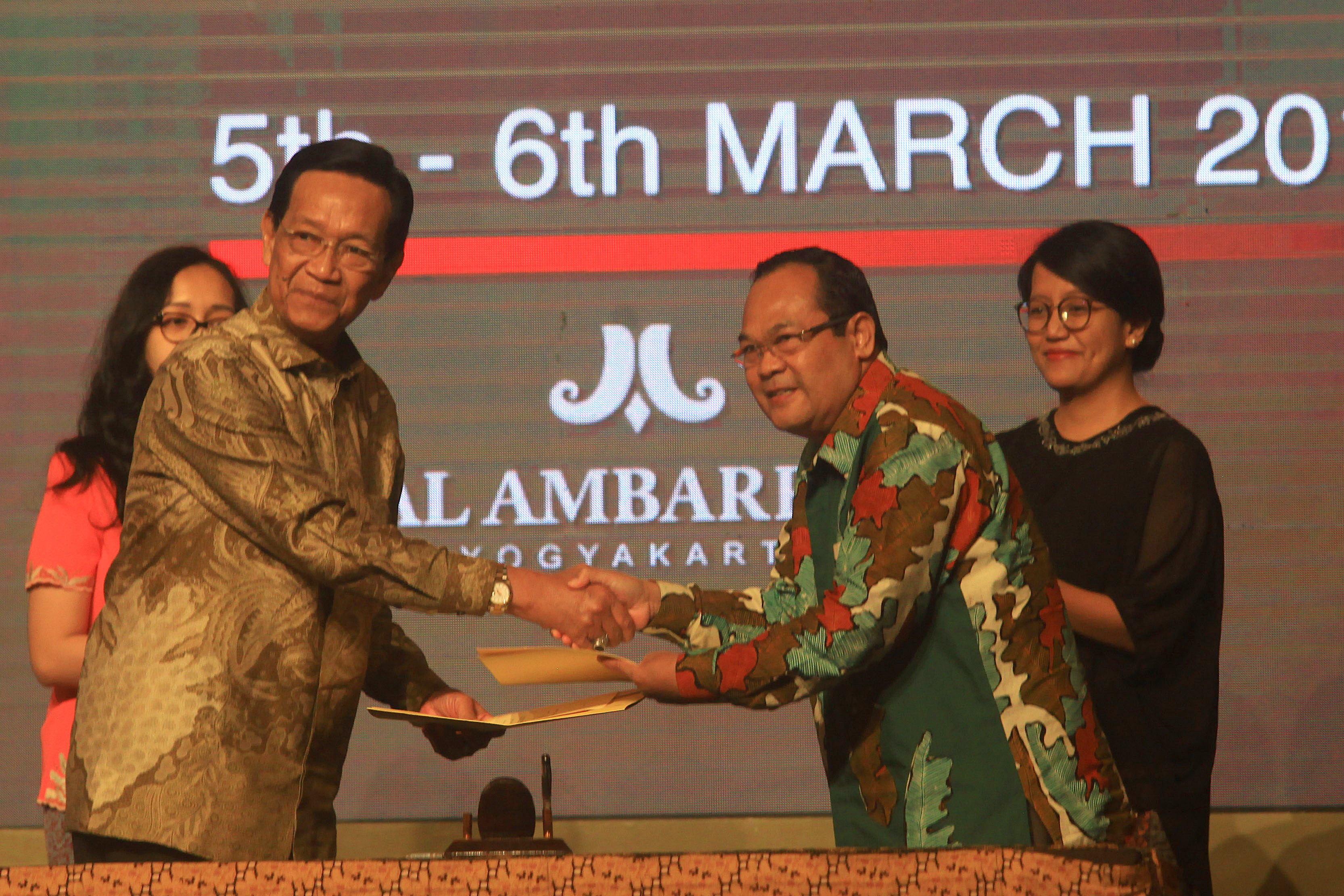 Raja Keraton Yogyakarta Sri Sultan HB X (kiri) berjabat tangan dengan Rektor Universitas Negeri Yogyakarta (UNY) Sutrisna Wibawa (kanan)