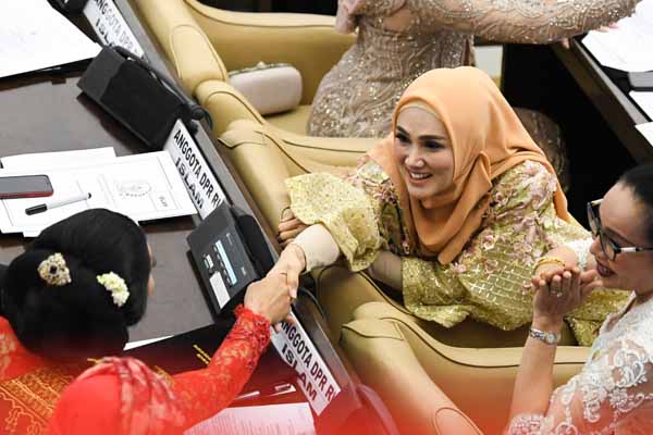 Anggota Dewan Perwakilan Rakyat (DPR) periode 2019-2024 yang juga artis Mulan Jameela (kedua kanan) berjabat tangan dengan rekan sejawatnya.