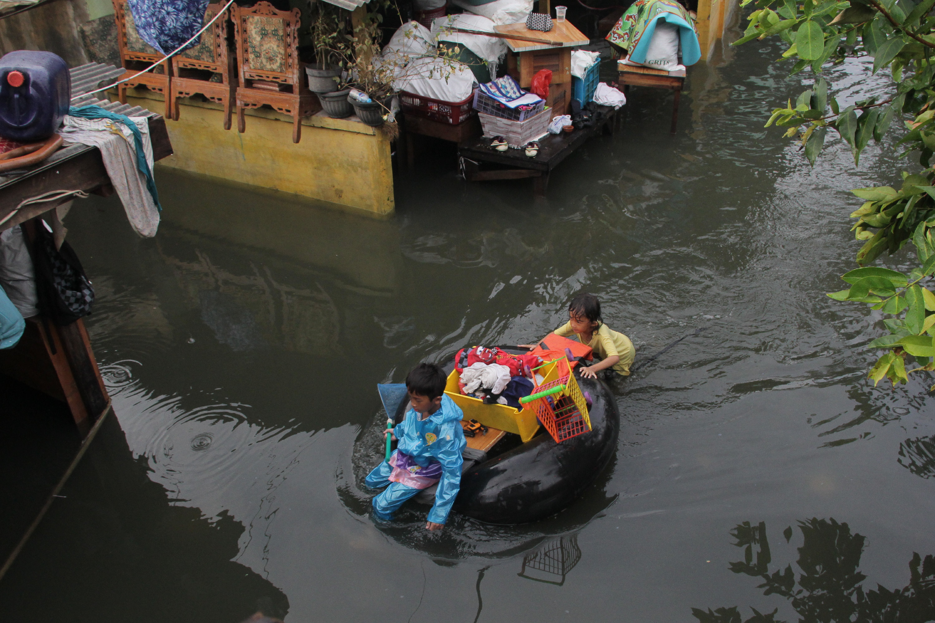 Banjir di Kampung Duri Semanan, Kalideres, Jakarta Barat, Senin (6/1).