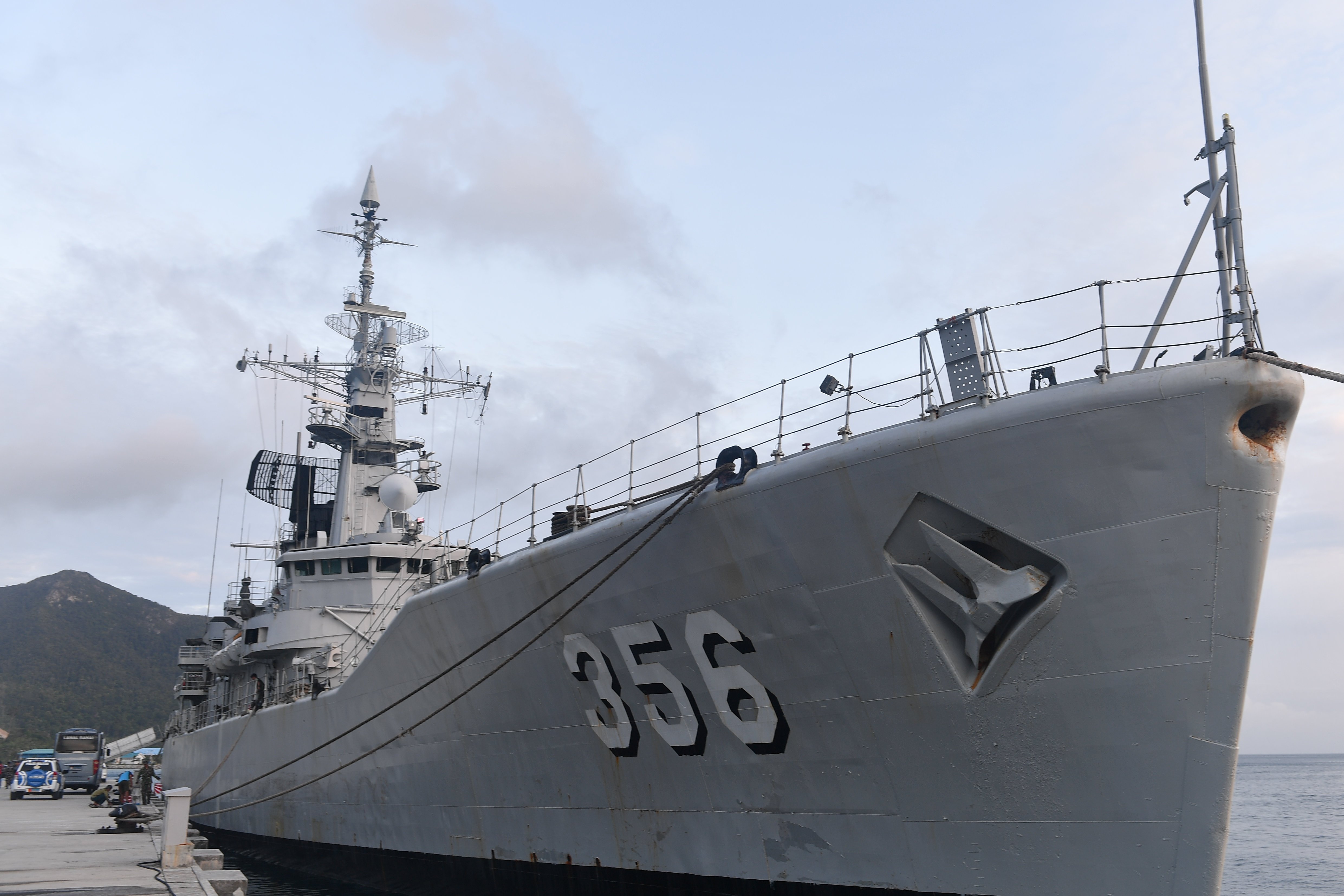 Kapal Republik Indonesia (KRI) Karel Satsuit Tubun-356 bersandar di Faslabuh Lanal Ranai, Selat Lampa, Natuna, Kepulauan Riau.