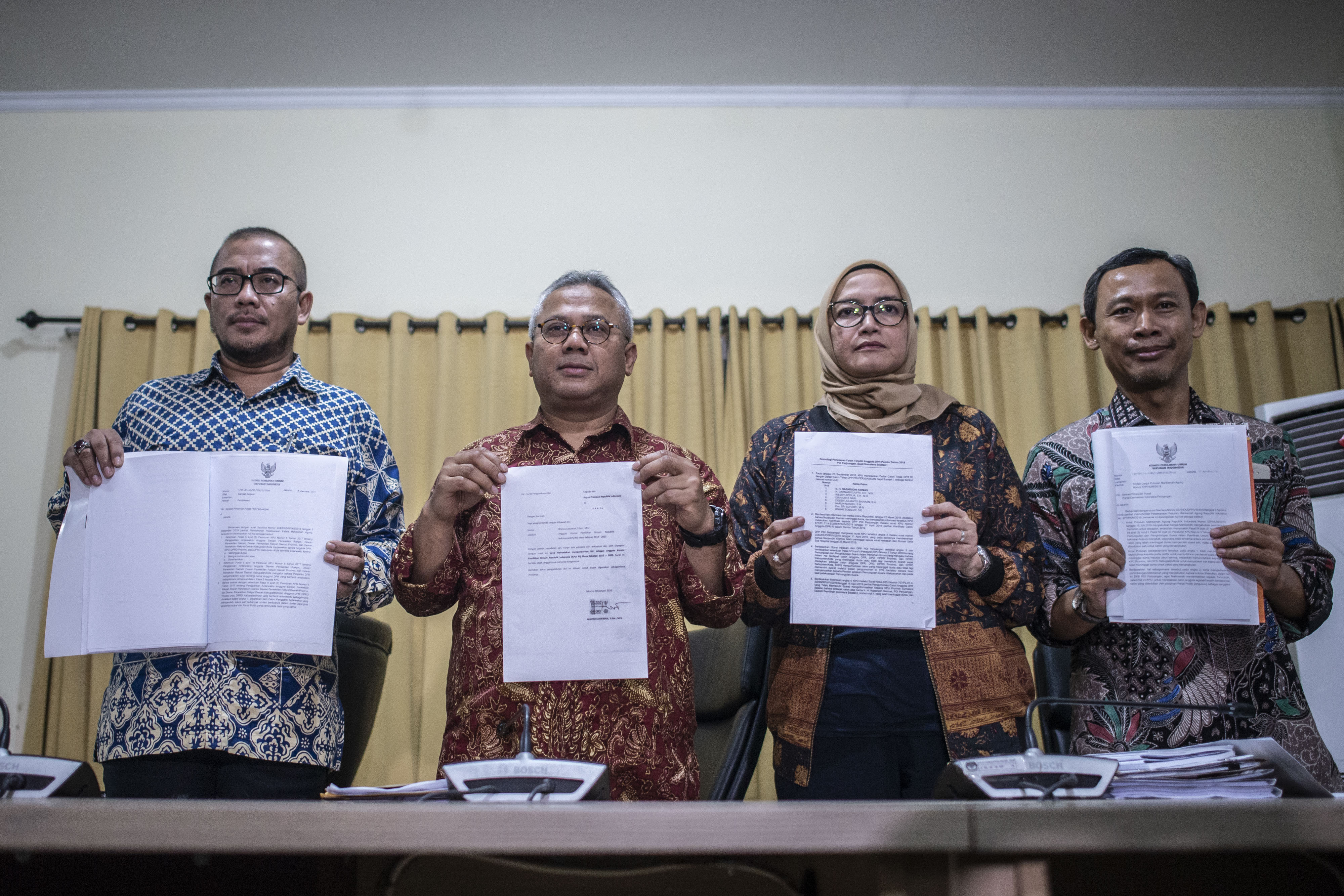 Ketua KPU Arief Budiman (kedua kiri) bersama tiga Komisioner KPU lainnya 