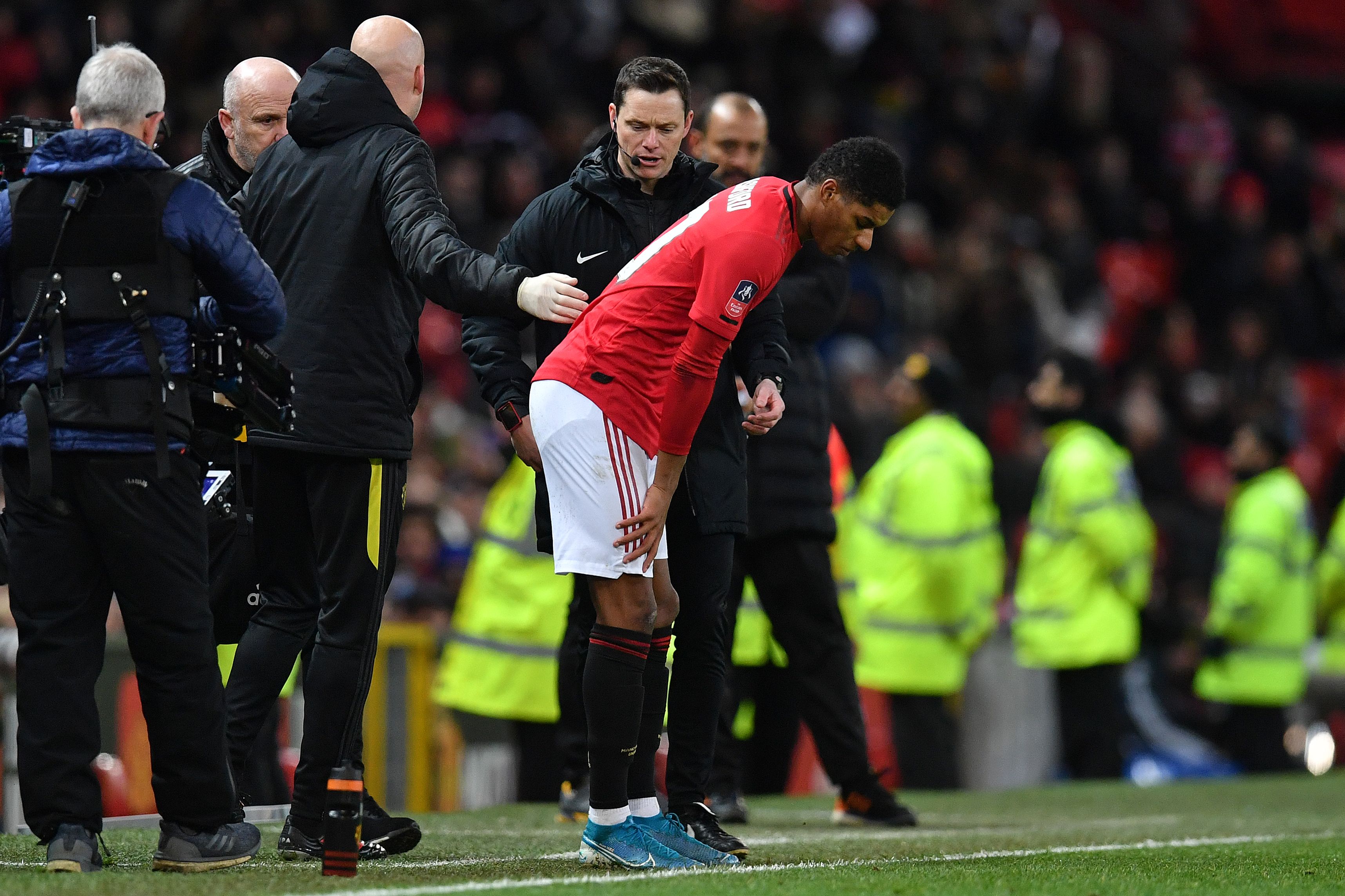 Marcus Rashford bereaksi usai mengalami cedera dalam laga melawan Wolverhampton Wanderers.