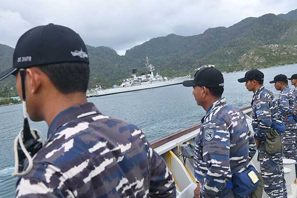 Prajurit KRI Usman Harun-359 melakukan peran parade lambung kanan di  Natuna, Kepulauan Riau, Kamis (9/1/2020). 