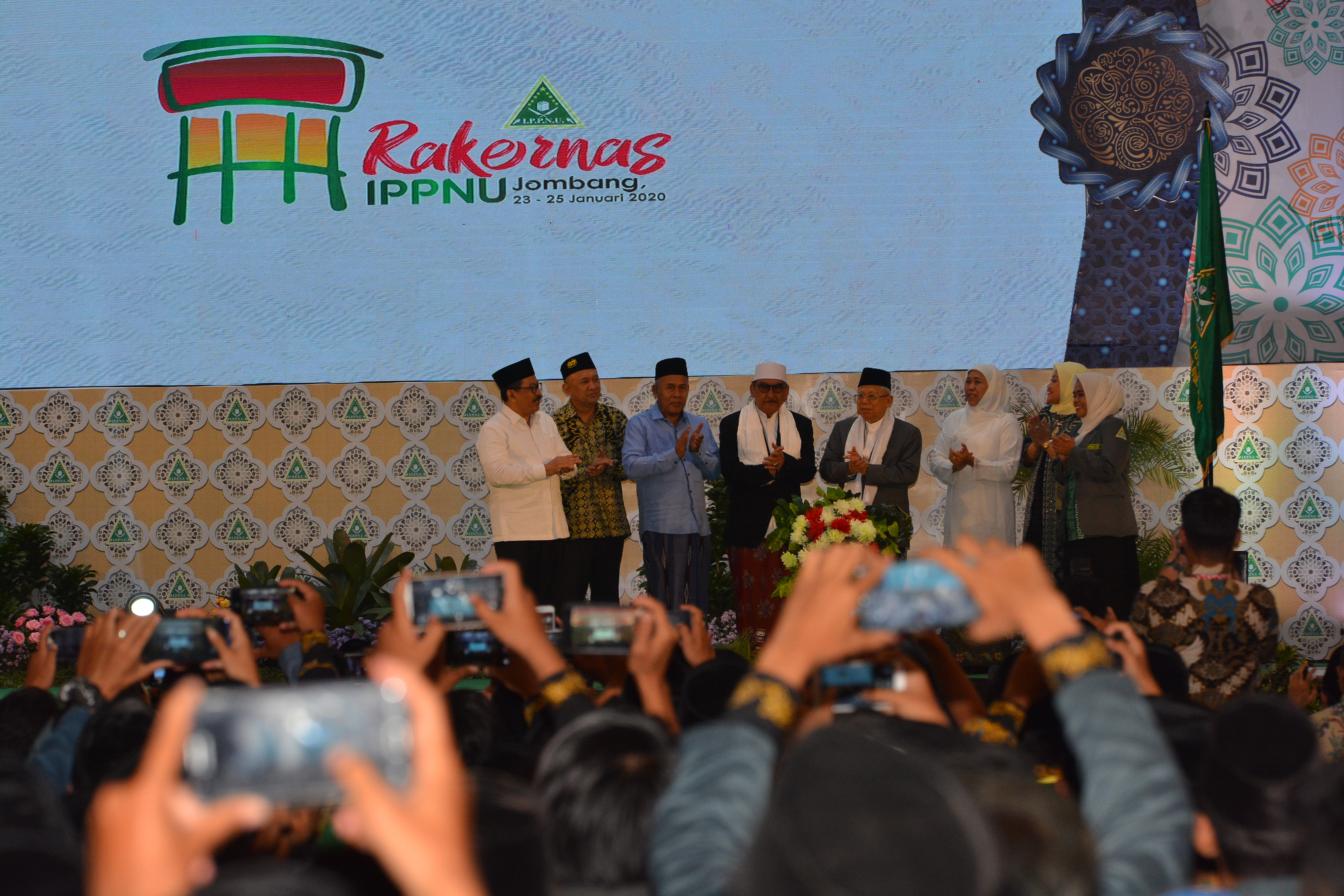 Wapres KH Ma'ruf Amin (keempat kanan) saat pembukaan Rakernas Ikatan Pelajar Putri Nahdlatul Ulama (IPPNU) 