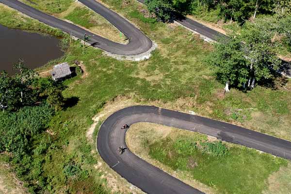 Foto udara seorang pebalap menjajal sirkuit Bongohulawa di Kabupaten Gorontalo, Gorontalo, Rabu (22/1)