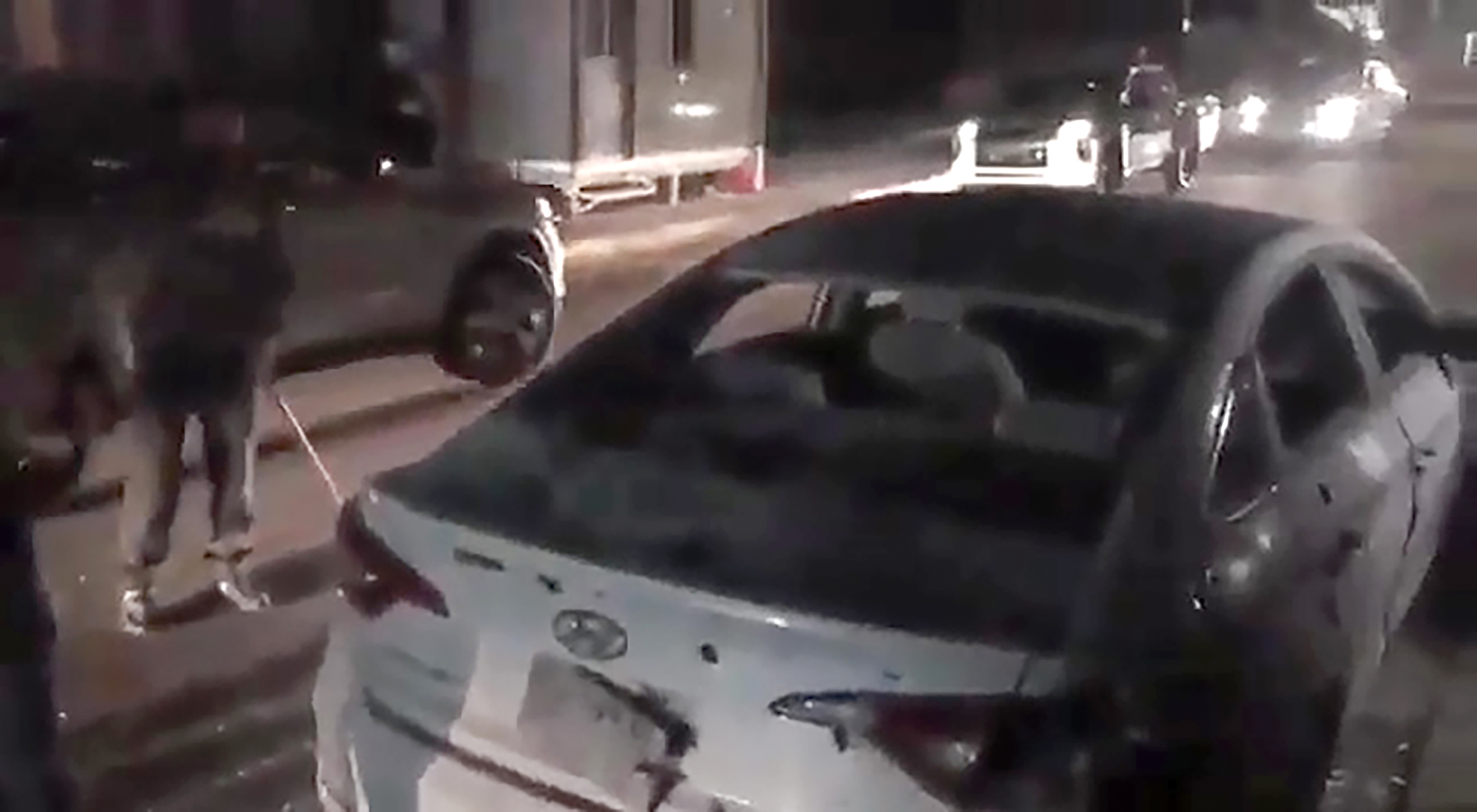 Sebuah mobil rusak terkena hantaman mortir di zona hijau, Baghdad, Irak