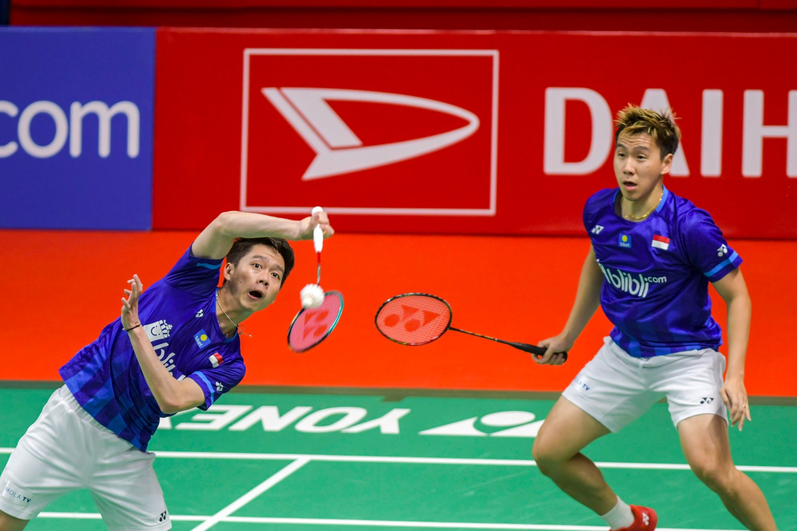 Pebulu tangkis ganda putra Indonesia Kevin Sanjaya Sukamuljo (kiri) disaksikan rekannya Marcus Fernaldi Gideon