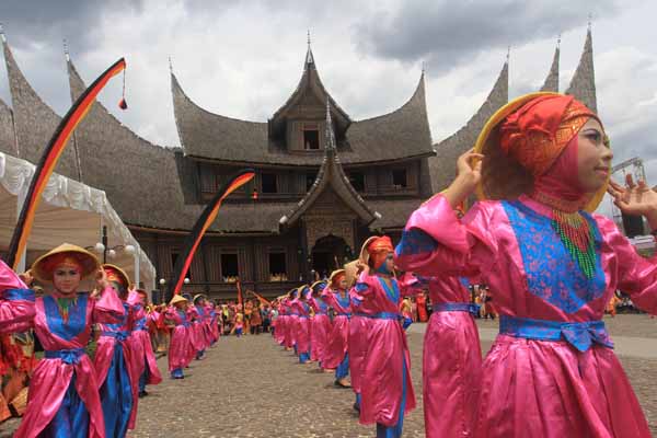 Sejumlah penari menampilkan tari kolosal yang berjudul Rantrak Saragam Mayintak Bumi saat mengikuti Festival Pesona Budaya Minangkabau 2016.