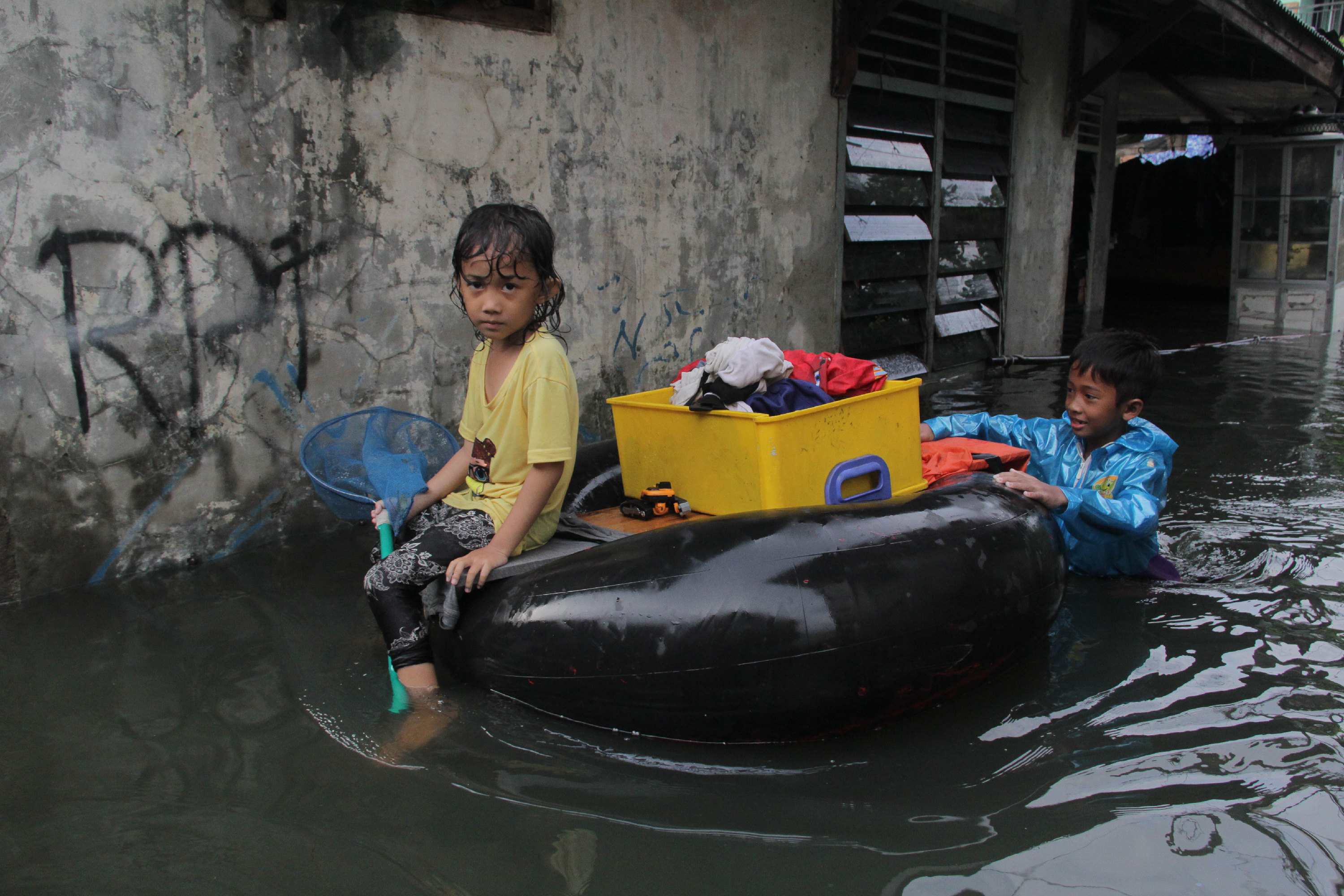 Air merendam pemukiman warga di kawasan di RT 07 RW 01, Kampung Duri Semanan, Kalideres, Jakarta Barat.