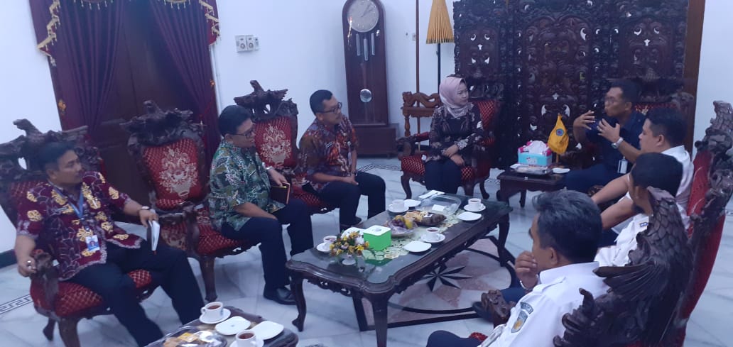 Bupati Brebes, Idza Priyanti (berkerudung) bertemu dengan delegasi PT KAI Daop III Cirebon di rumah dinas bupati, Kamis (23/1/2020).