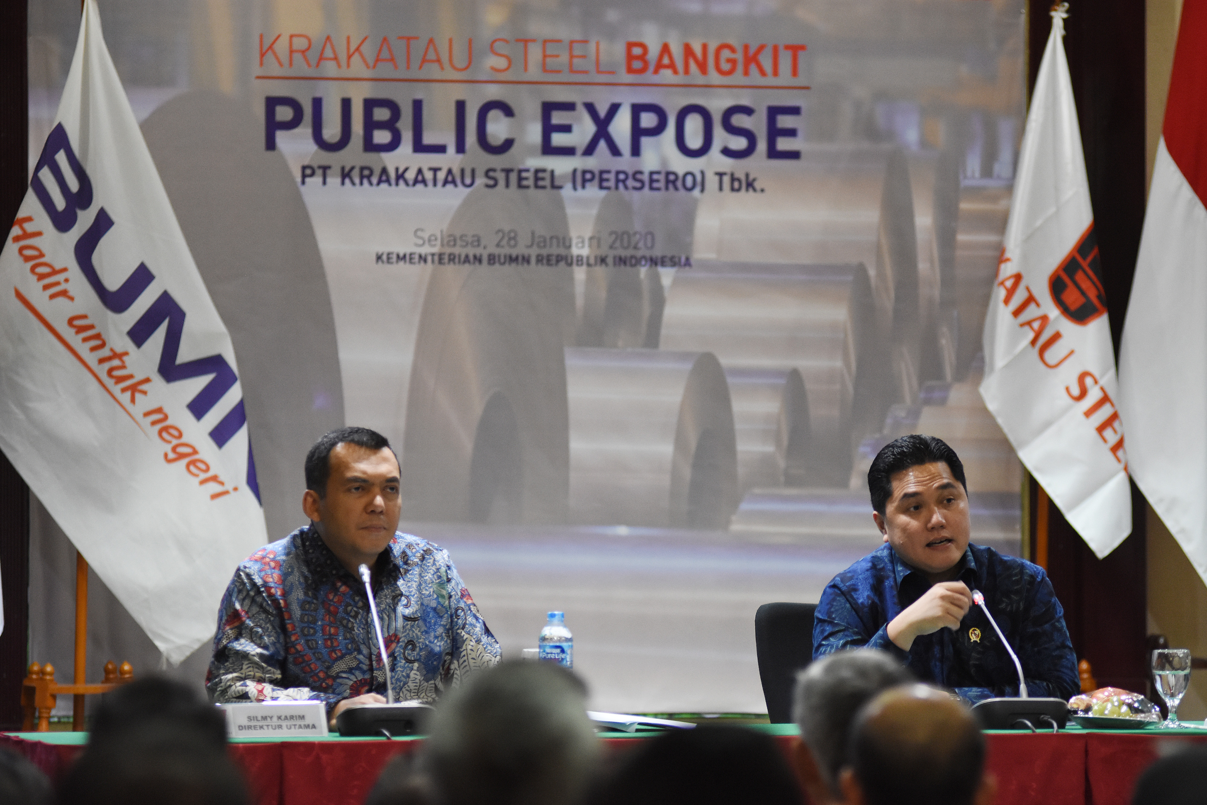 Menteri BUMN Erick Thohir (kanan) bersama Direktur Utama PT Krakatau Steel (Persero) Tbk. Silmy Karim (kiri) pada Public Expose.