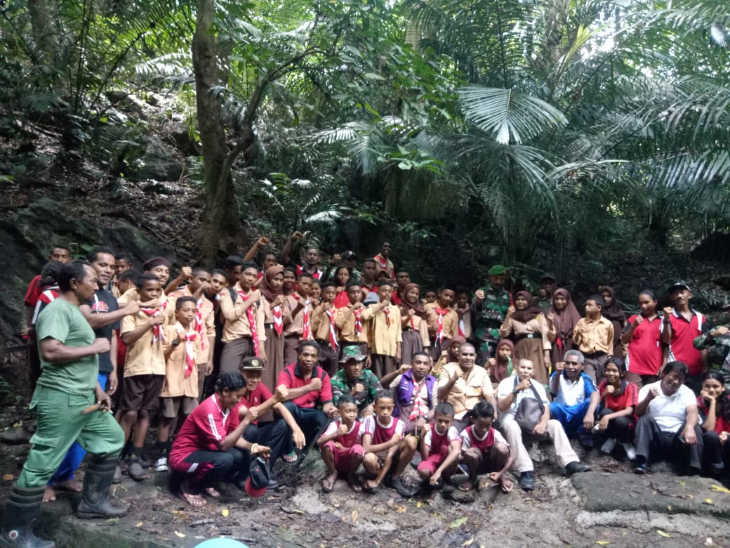 Anggota Pramuka di Flores Timur melakukan gerakan penanaman pohon di 19 kecamatan, Rabu (22/1/2020).