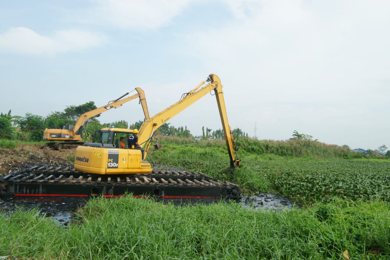 Proses revitalisasi Danau Martubung, Kota Medan sudah dimulai dengan pengerukan dan pengorekan danau. 