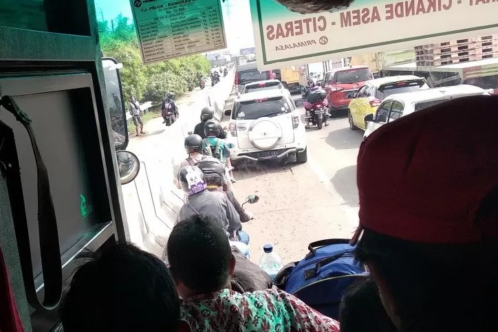 Dari dalam bus, pengendara sepeda motor terlihat melalui jalan tol Tangerang-Jakarta karena banjir di Tangerang, Kamis (2/1)1