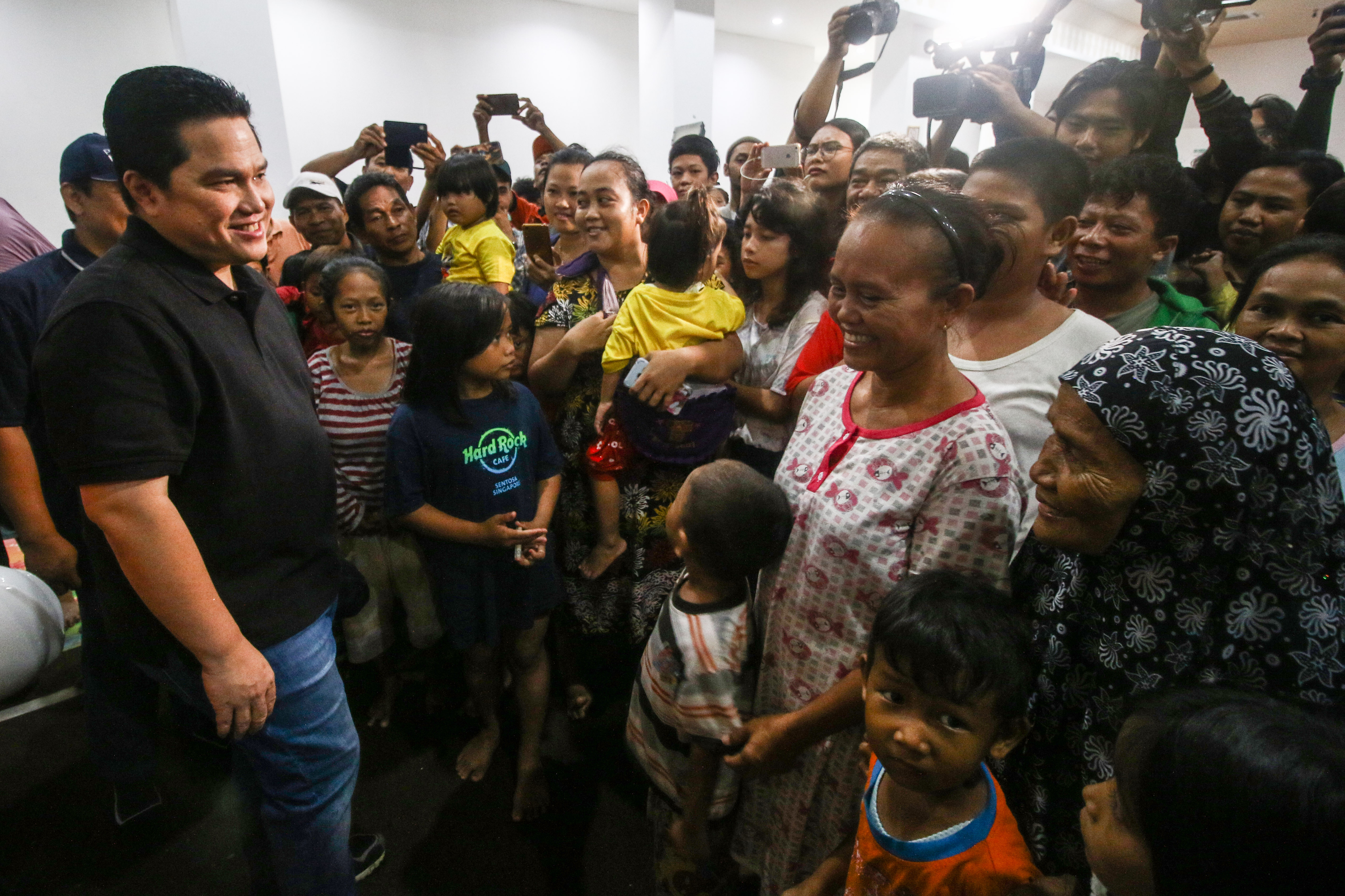 Menteri BUMN Erick Thohir mengunjungi korban banjir di Gelanggang Olahraga Cengkareng, Jakarta, Minggu (5/1/).