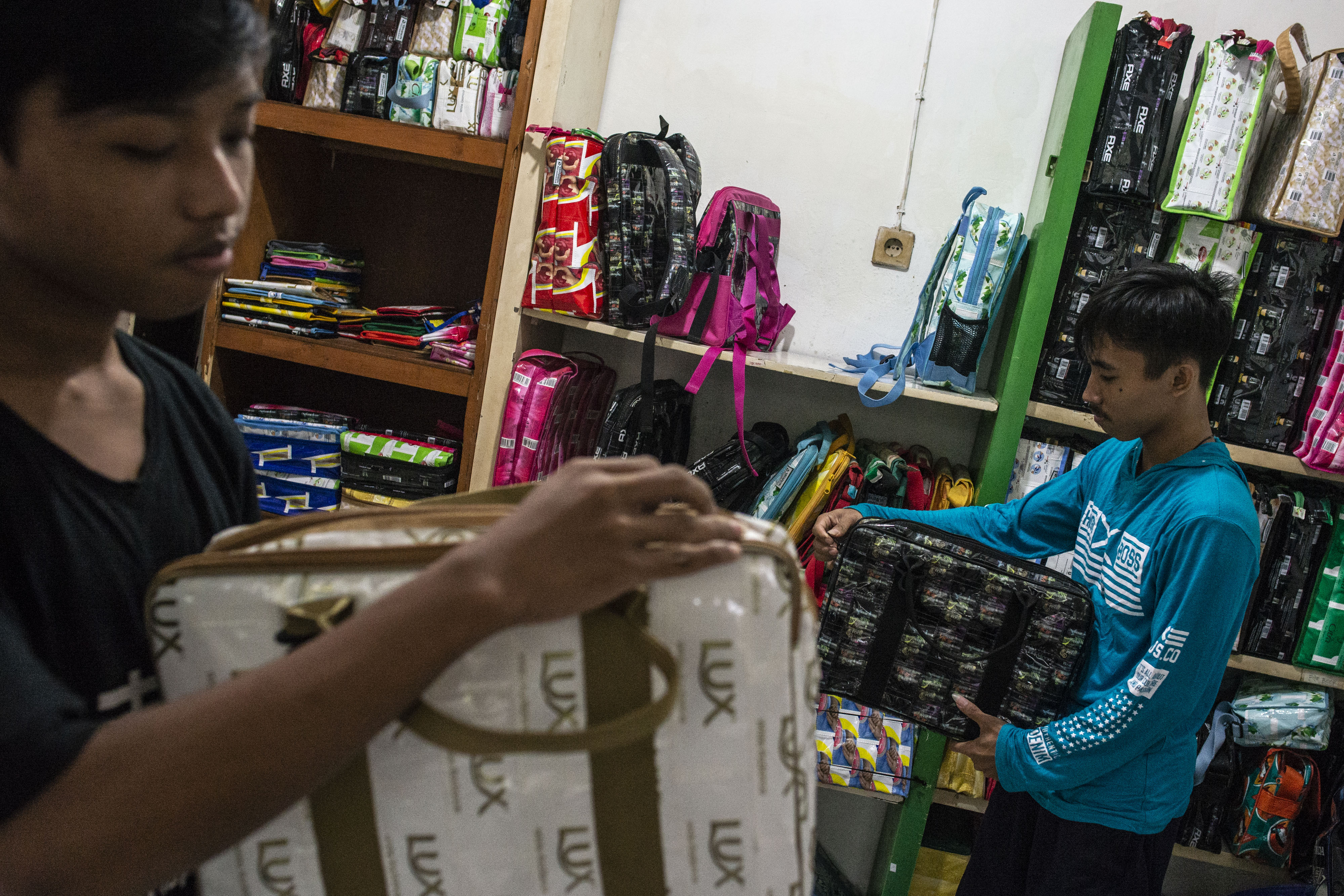 Pekerja memeriksa kondisi tas berbahan dasar sampah plastik daur ulang di rumah produksi di kawasan Pasar Minggu, Jakarta, Senin (13/1/2020)