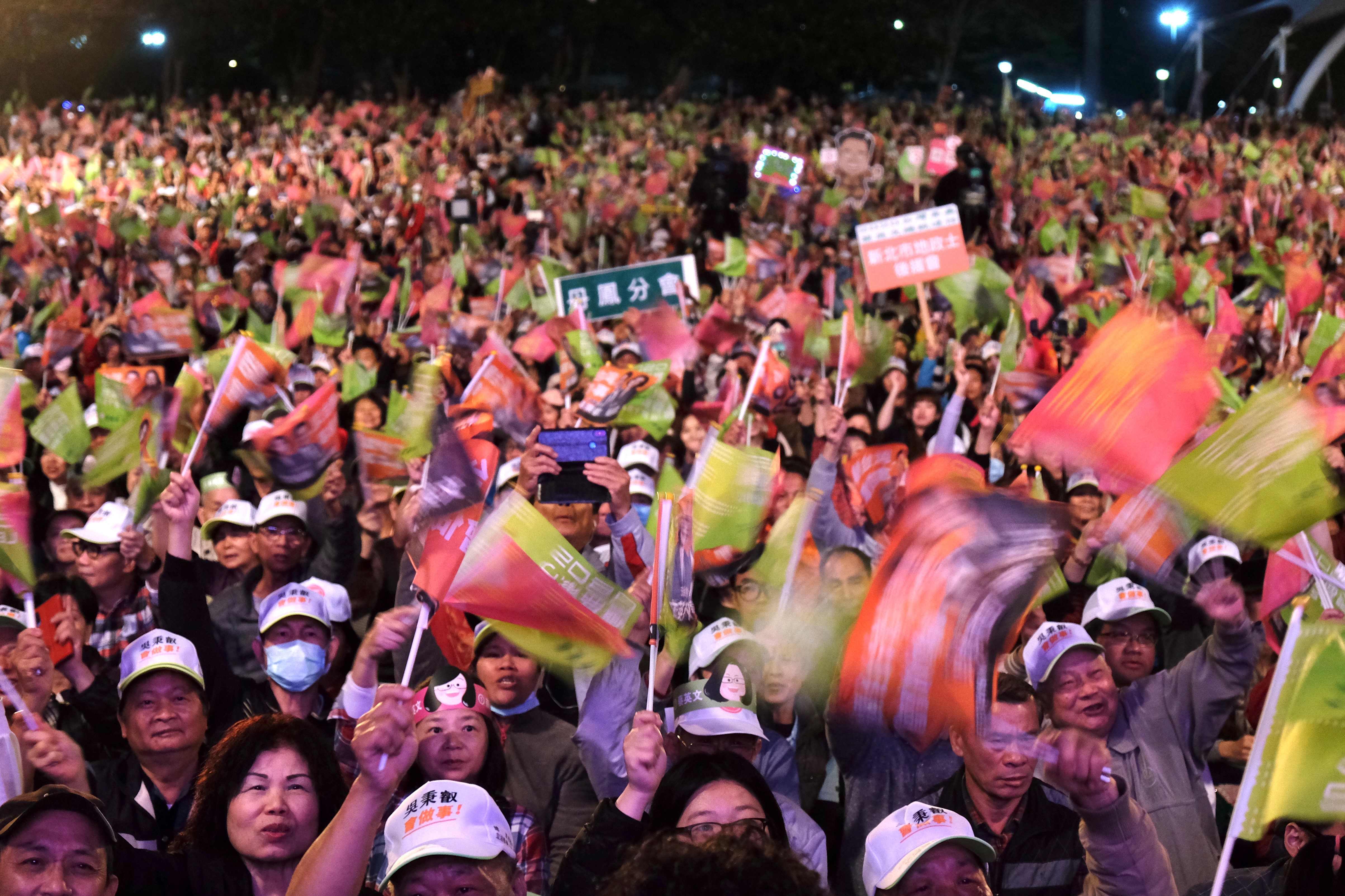 Pendukung kandidat presiden petahana Taiwan Tsai Ing-wen mengibarkan bendera dalam kampanye di Stadion Xinzhuang, New Taipei City.