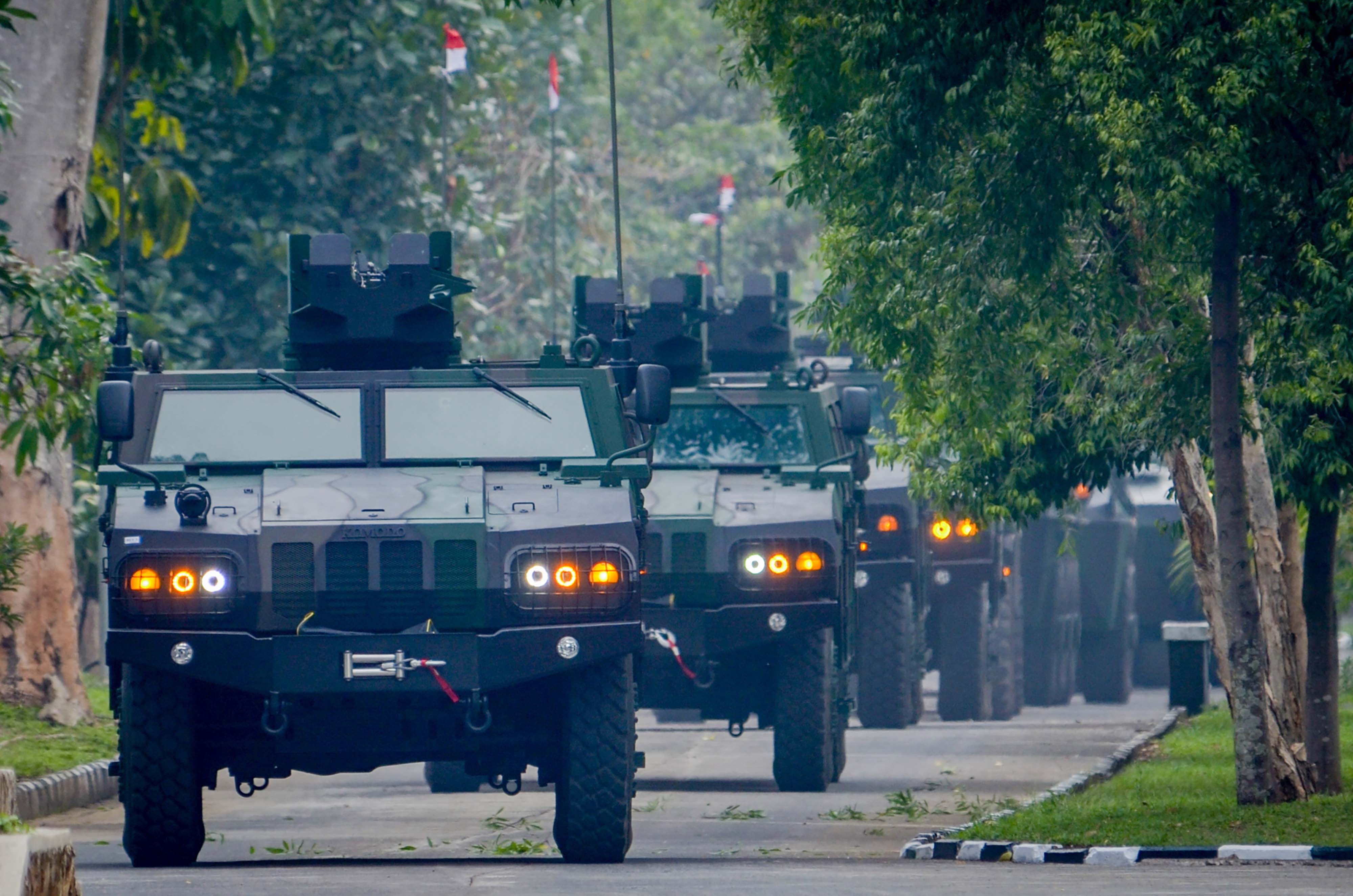 Kendaraan khusus tipe Komodo hasil produksi dari PT Pindad (Persero) melakukan parade di Kompleks PT Pindad, Bandung, Jawa Barat.