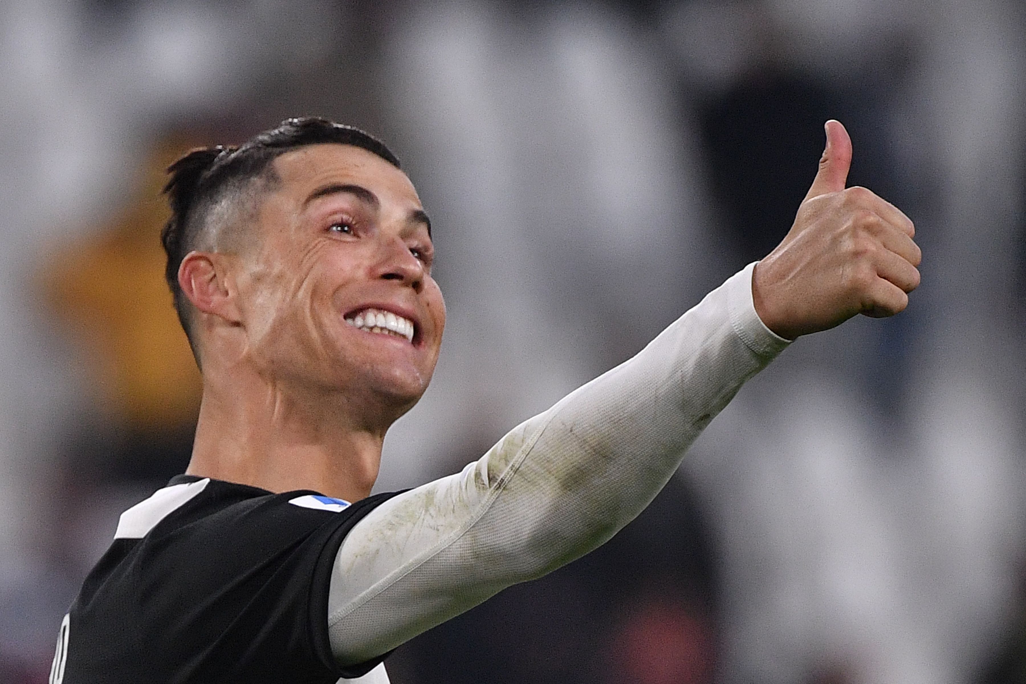 Cristiano Ronaldo mengangkat jempolnya saat merayakan gol ke gawang Cagliari