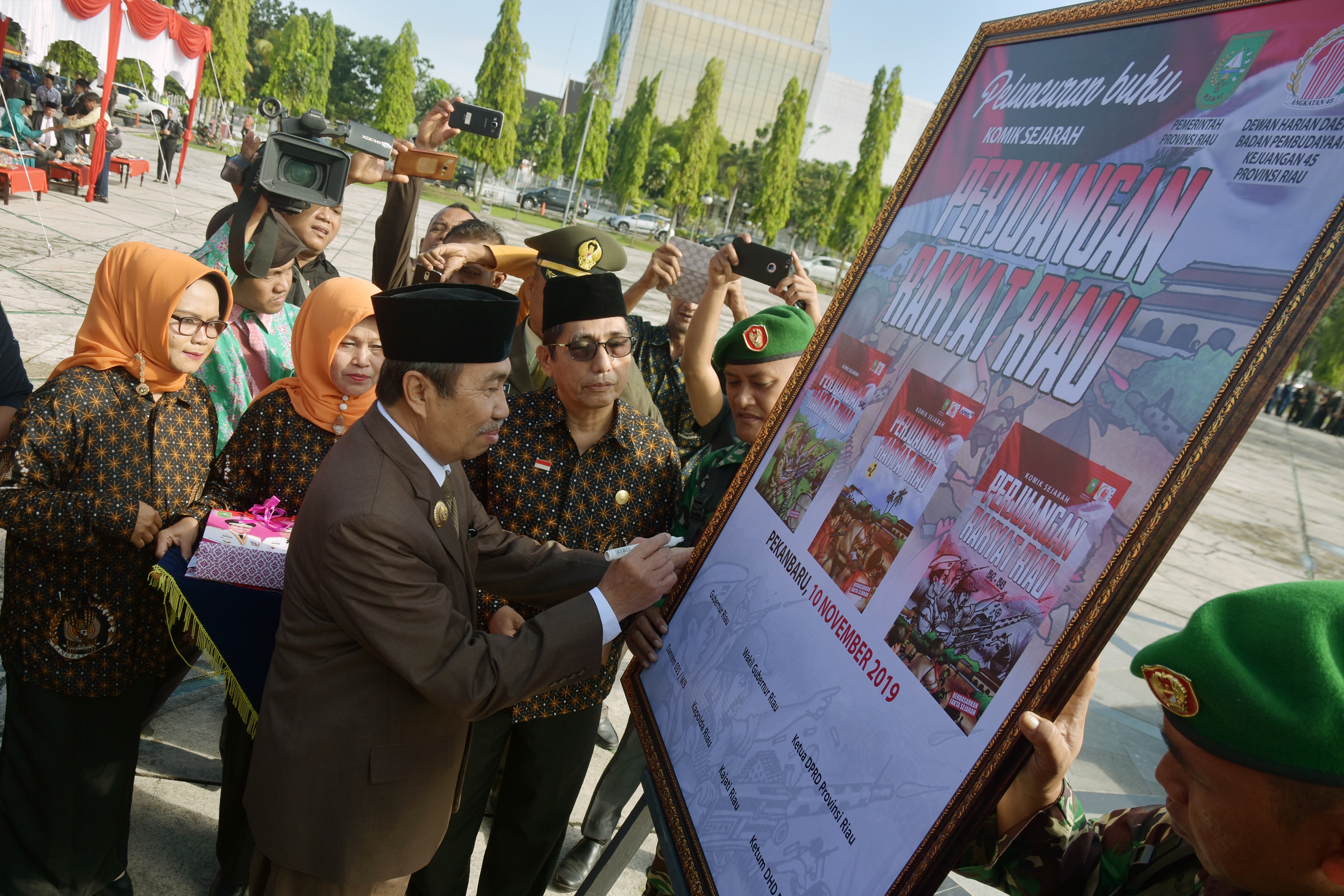 Istri, Kakak, Adik, Menantu Gubernur dan Sekda Riau Dapat Jabatan