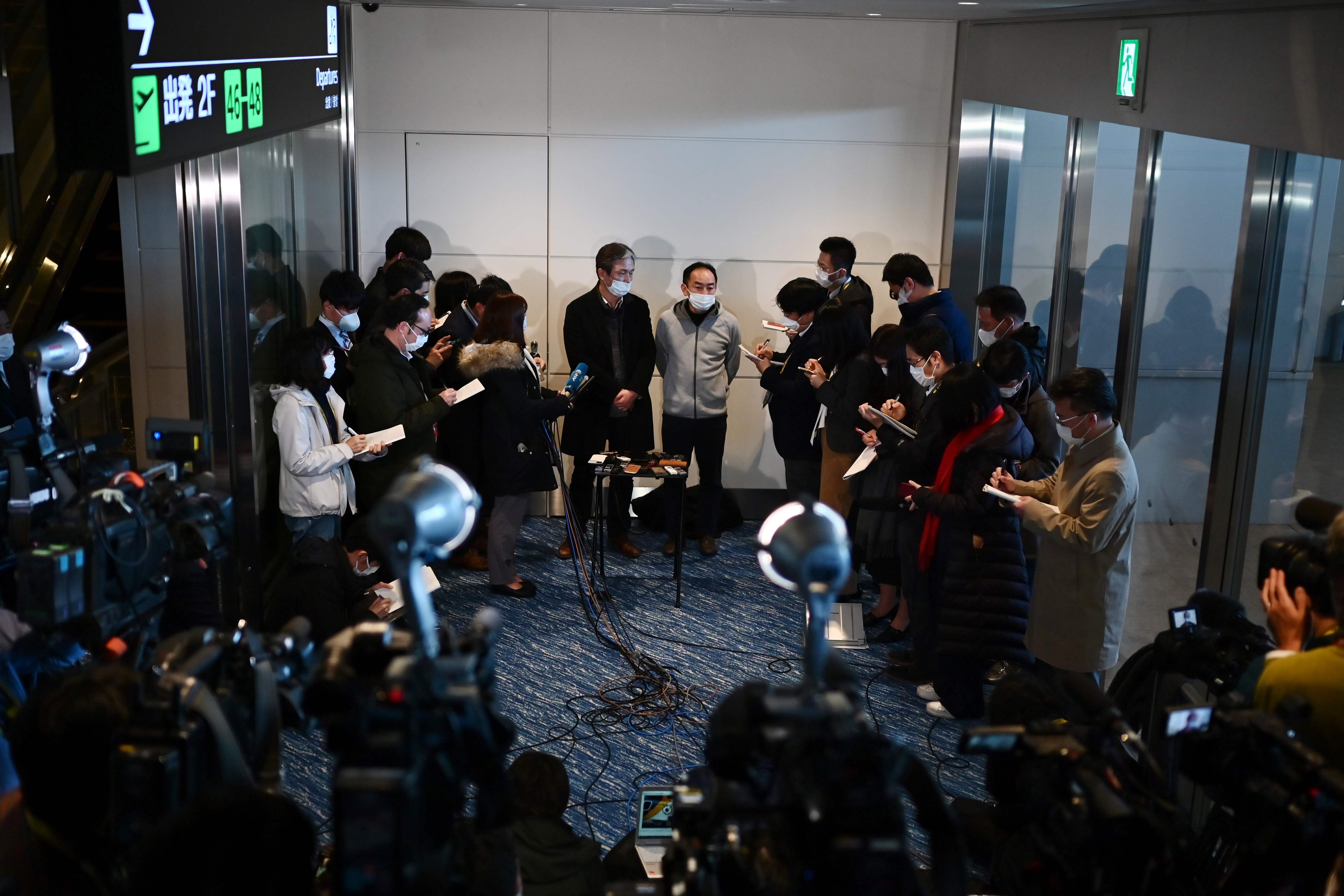 Dua warga Jepang yang tinggal di Wuhan berbicara kepada wartawan setelah tiba di Bandara Haneda, Rabu (29/1).
