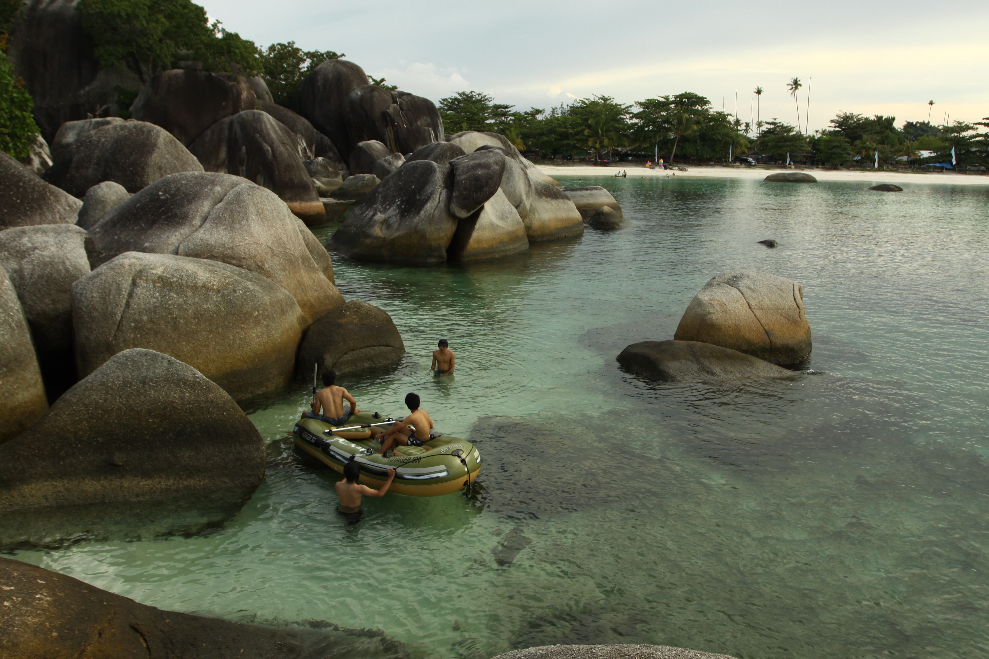 Wisatawan menikmati pemandangan di lokasi pembuatan film Laskar Pelangi di Tanjung Tinggi, Belitung
