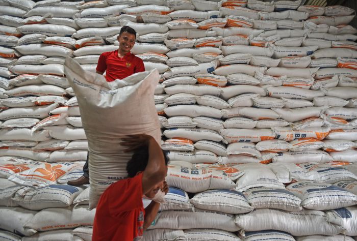 Beras milik Bulog Divre Nusa Tenggara Timur melimpah dan cukup hingga 9 bulan ke depan.