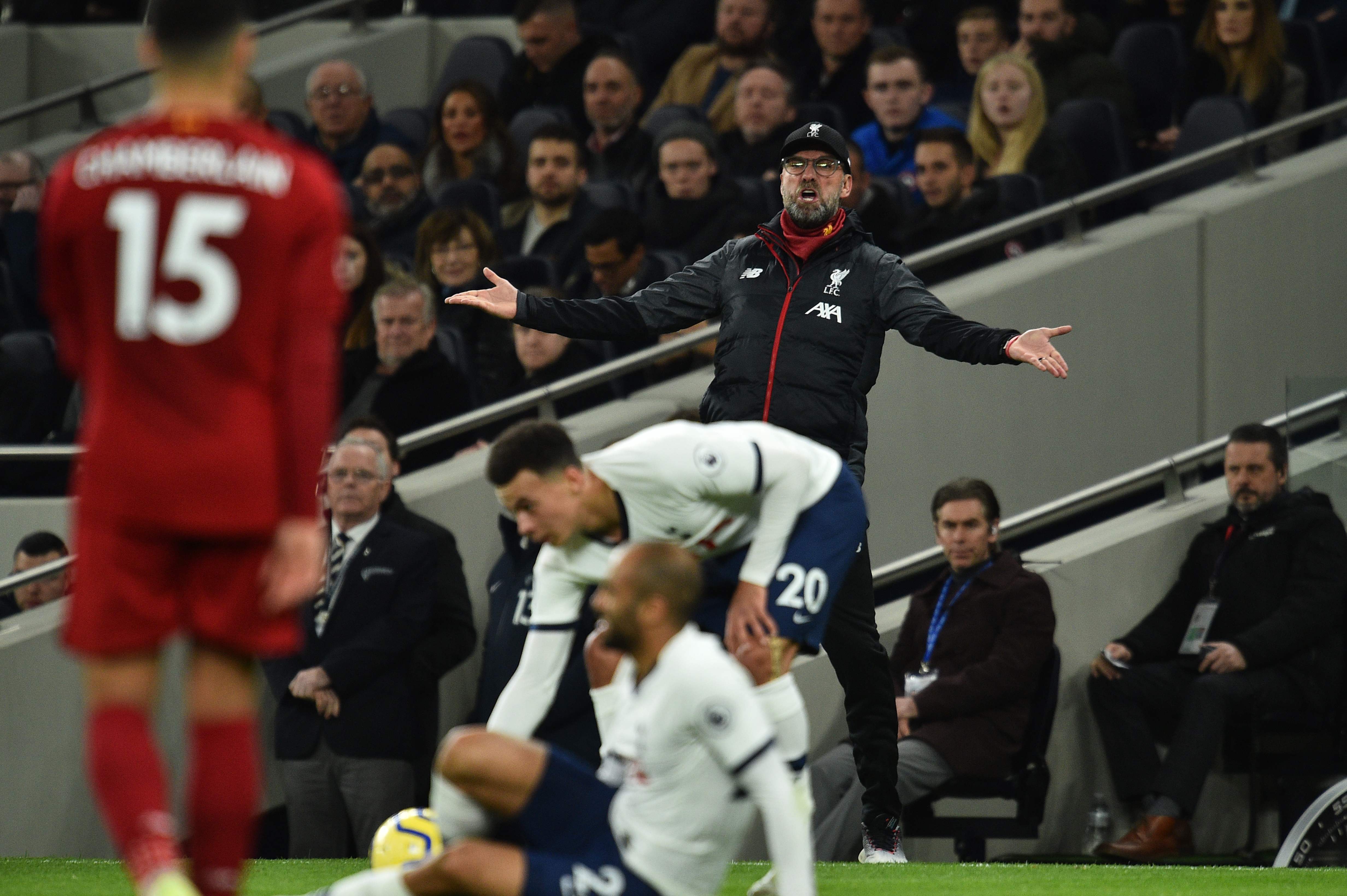  Jurgen Klopp memberi isyarat dari touchline selama pertandingan sepak bola Liga Premier Inggris  antara Tottenham Hotspur dan Liverpool