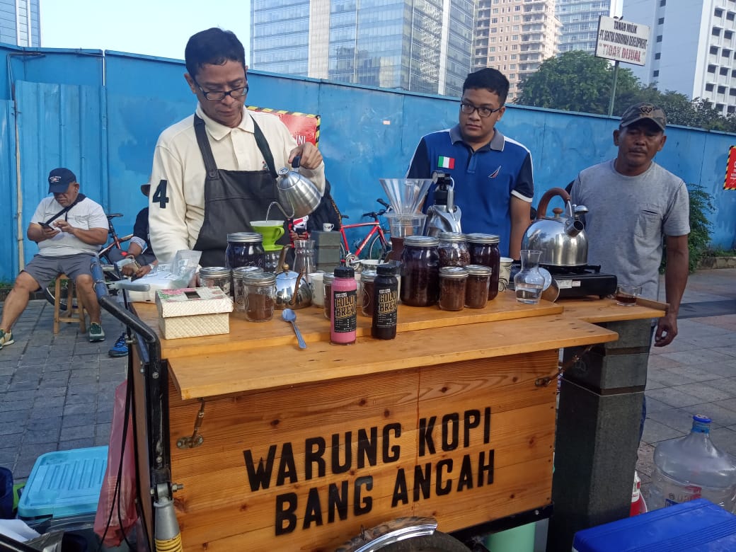 Cawagub DKI Nurmansjah Lubis (kiri) berjualan kopi di CFD Jakarta
