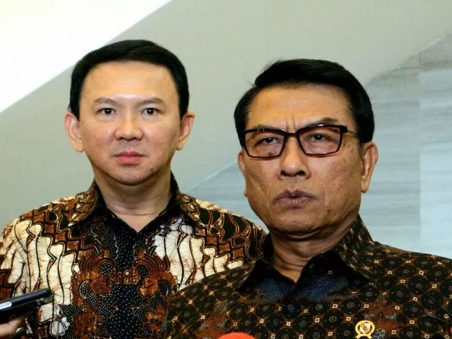 epala Staf Kepresidenan Moeldoko (kanan) bersama Komisaris Utama PT Pertamina Basuki Tjahaja Purnama (kiri)