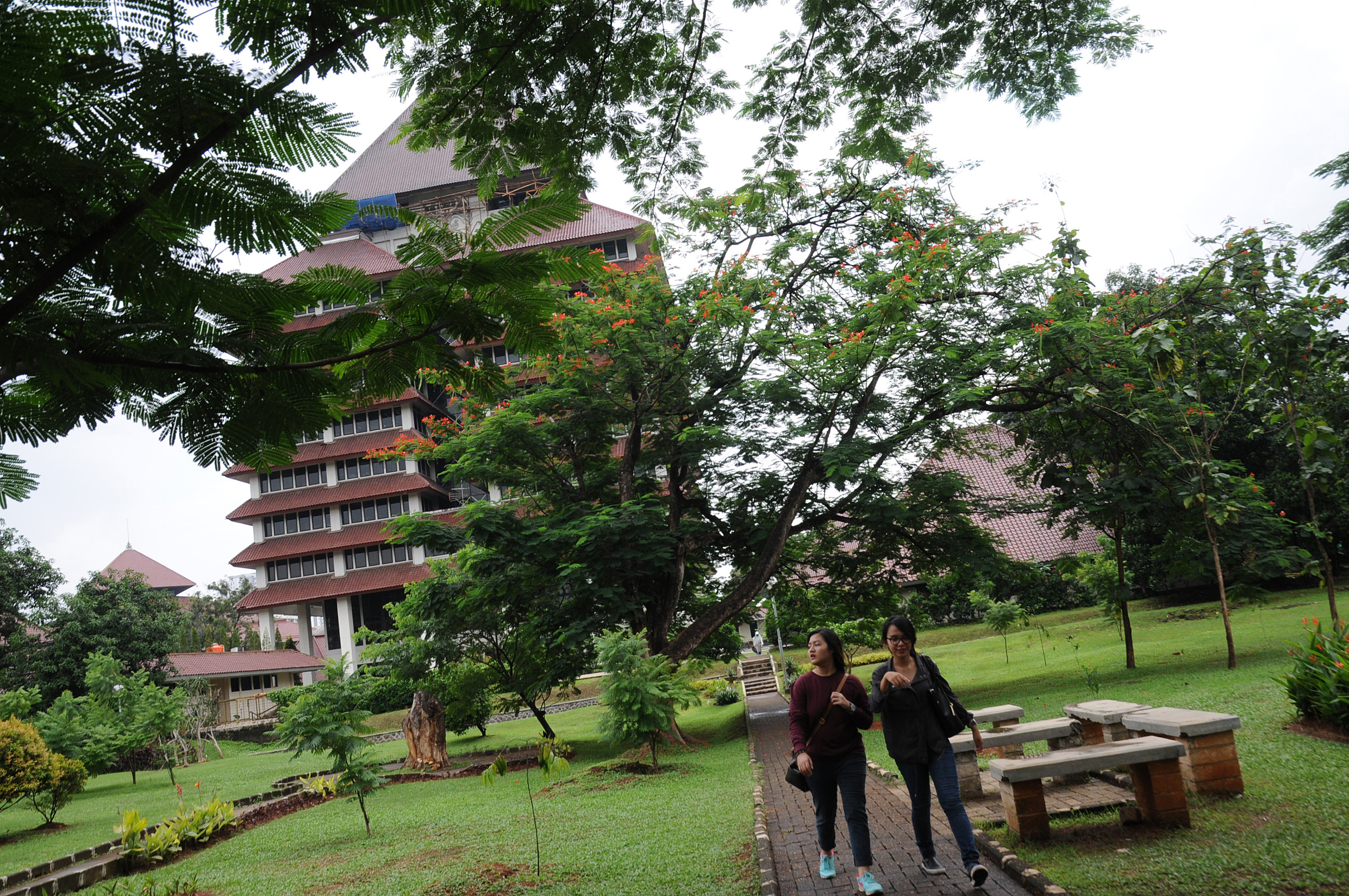 Mahasiswa melintas di depan Gedung Rektorat Universitas Indonesia, Depok, Jawa Barat.