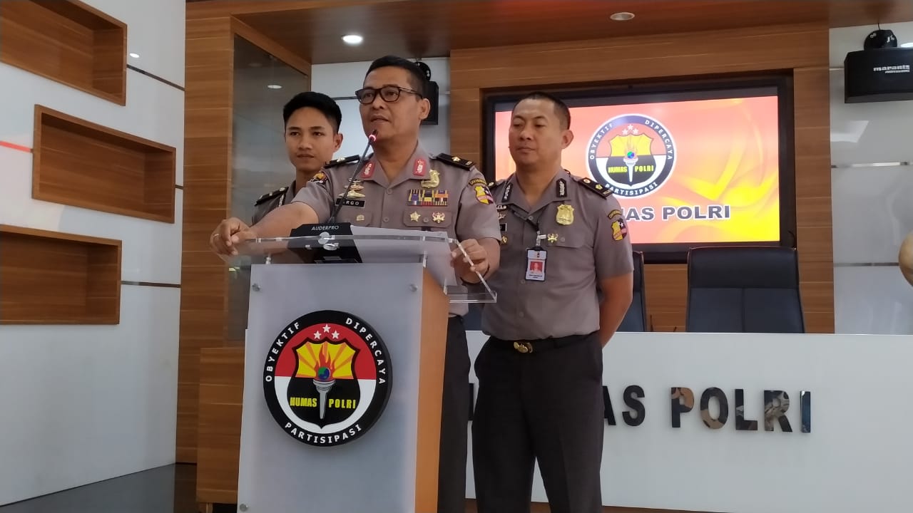 Kepala Biro Penerangan Masyarakat Divisi Humas Polri, Brigjen Argo Yuwono, memberikan keterangan kepada wartawan, Selasa (14/1).