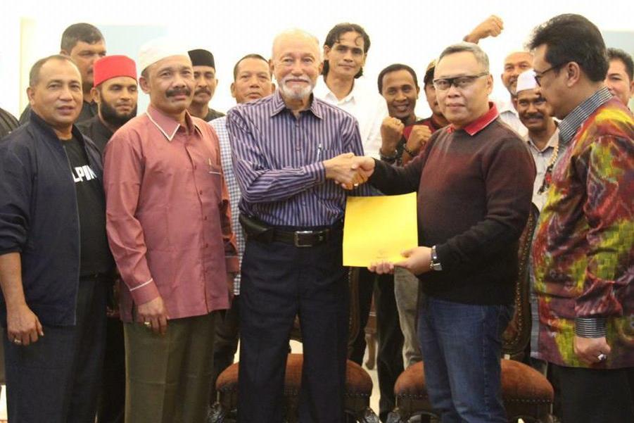 Suhendra Hadikuntono (kedua dari kanan) dan Wali Nanggroe Aceh Tengku Malik Mahmud Al-Haythar (ketiga dari kiri)