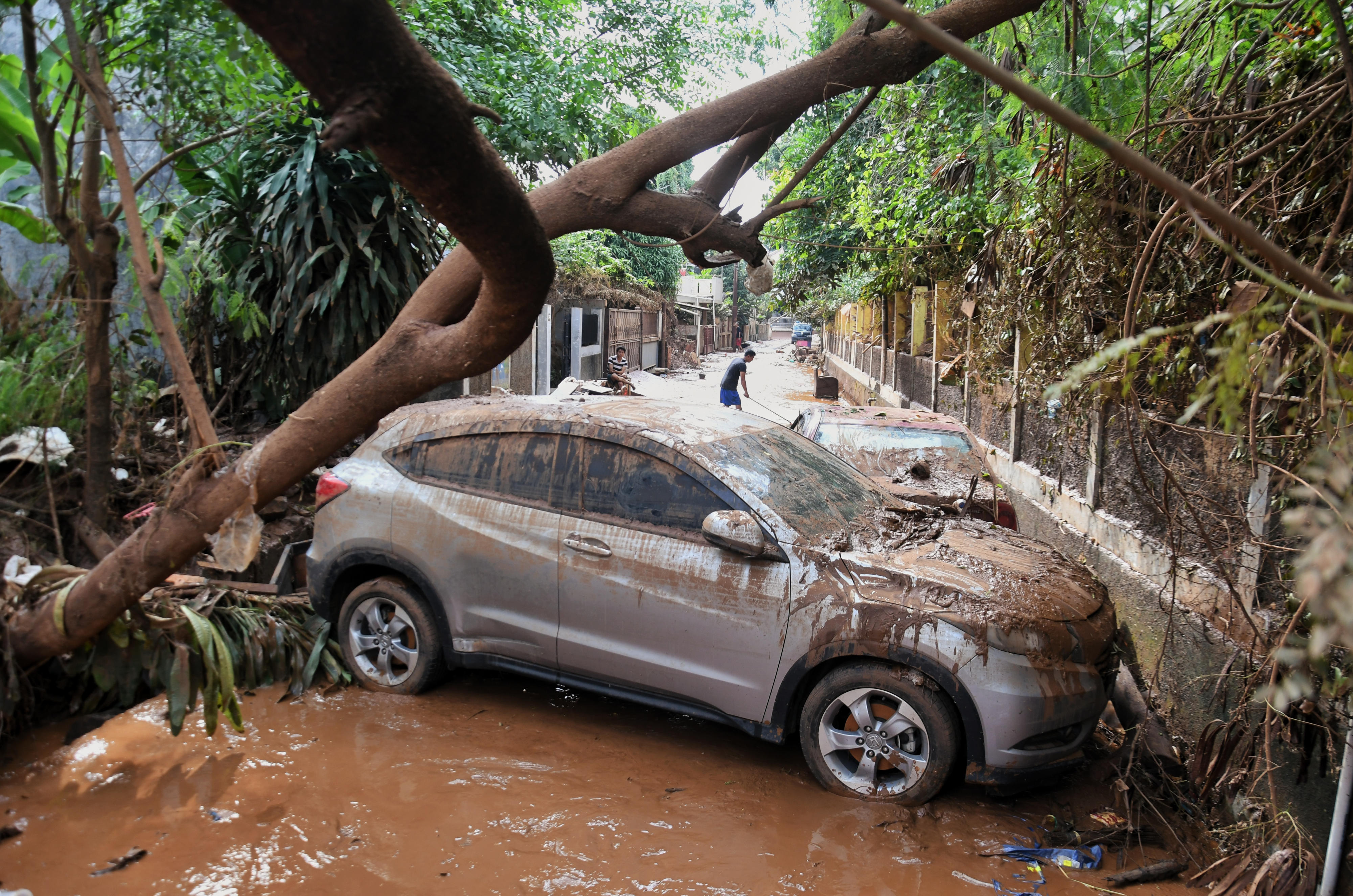 Mobil terdampak banjir di Kompleks Perumahan IKPN Bintaro, Jakarta